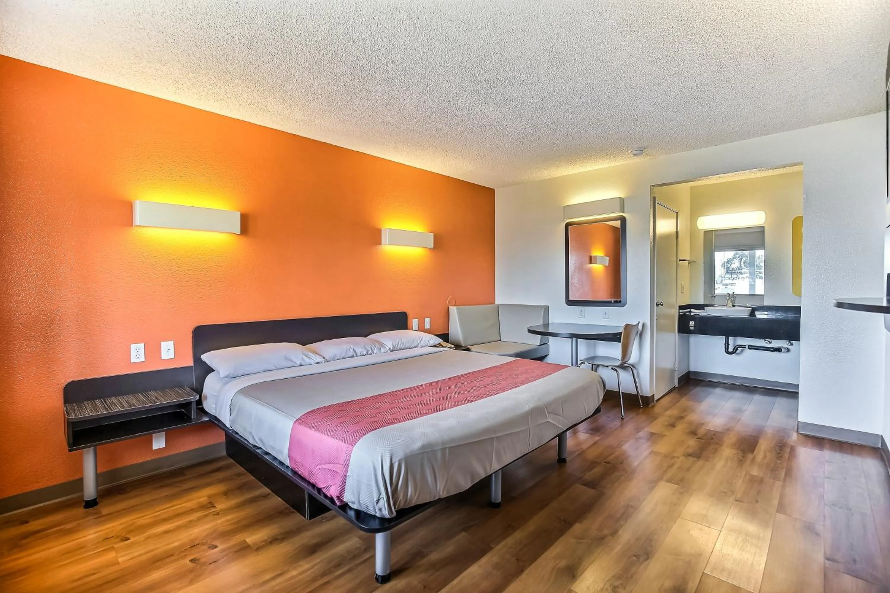 Bedroom, Bed in Motel 6-Oakland, CA - Embarcadero