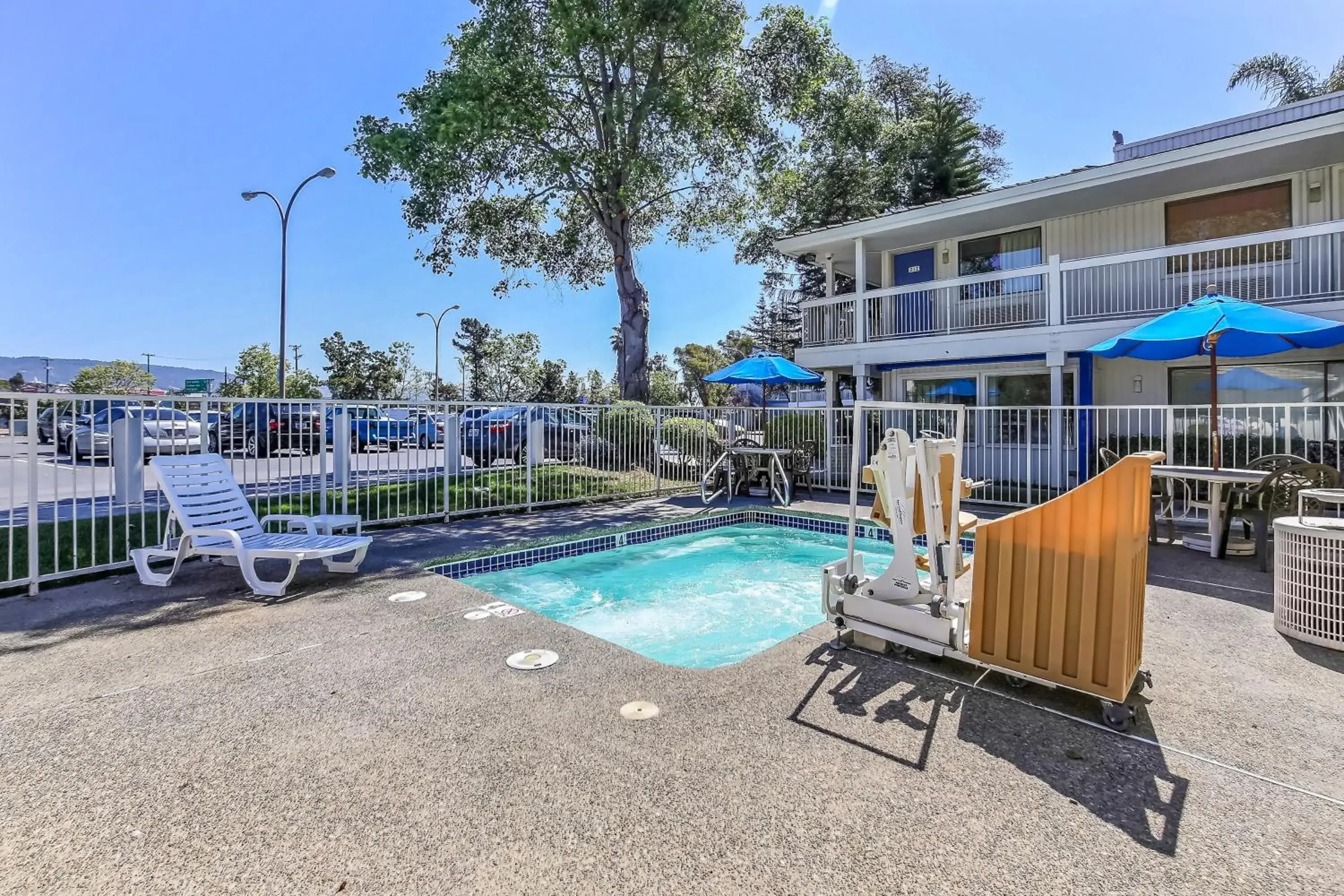 Swimming pool in Motel 6-Oakland, CA - Embarcadero Swimming pool in Motel 6-Oakland, CA - Embarcadero