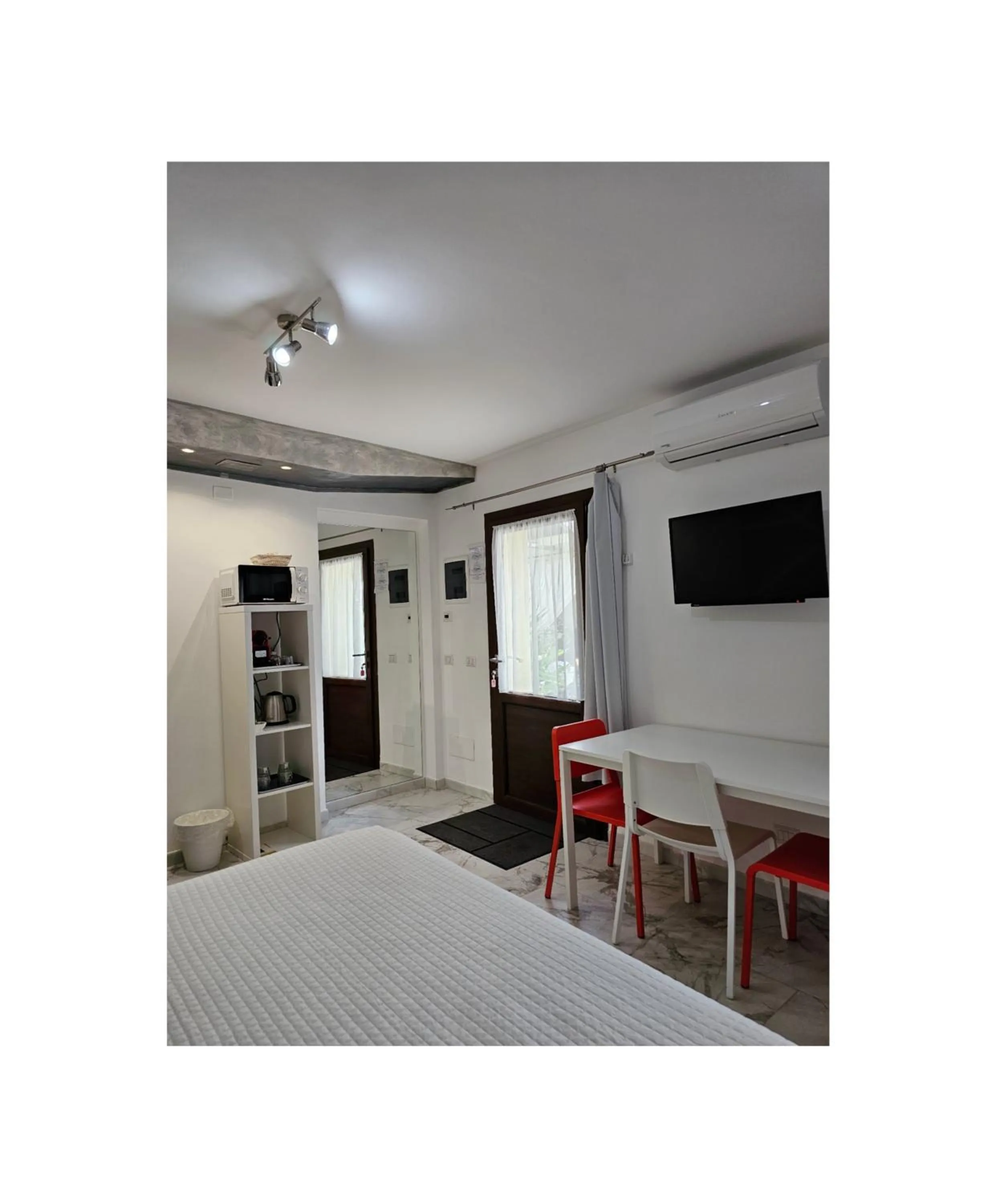 Bed in The Dreamers MXP