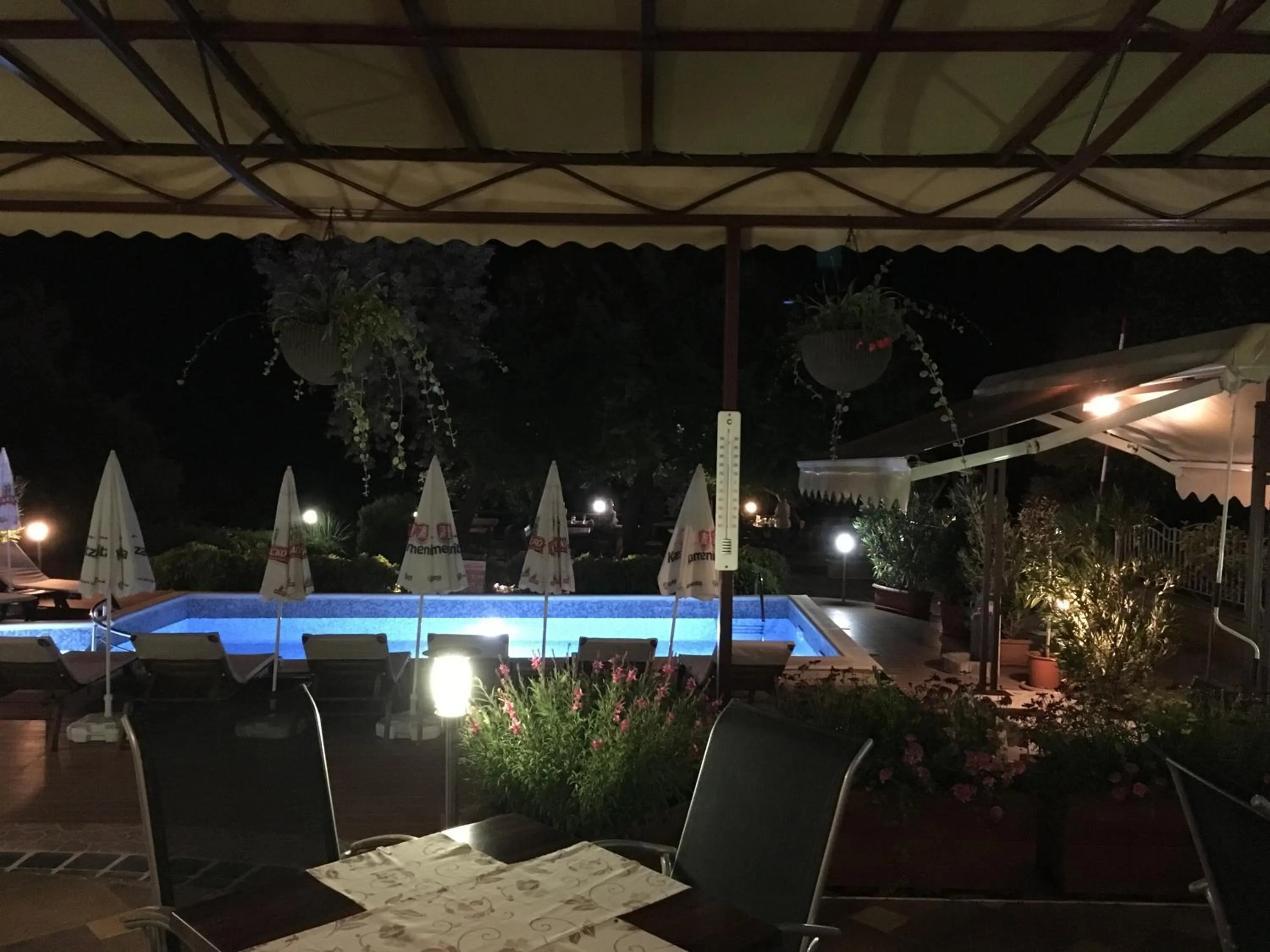 Restaurant/places to eat in Hotel Capri