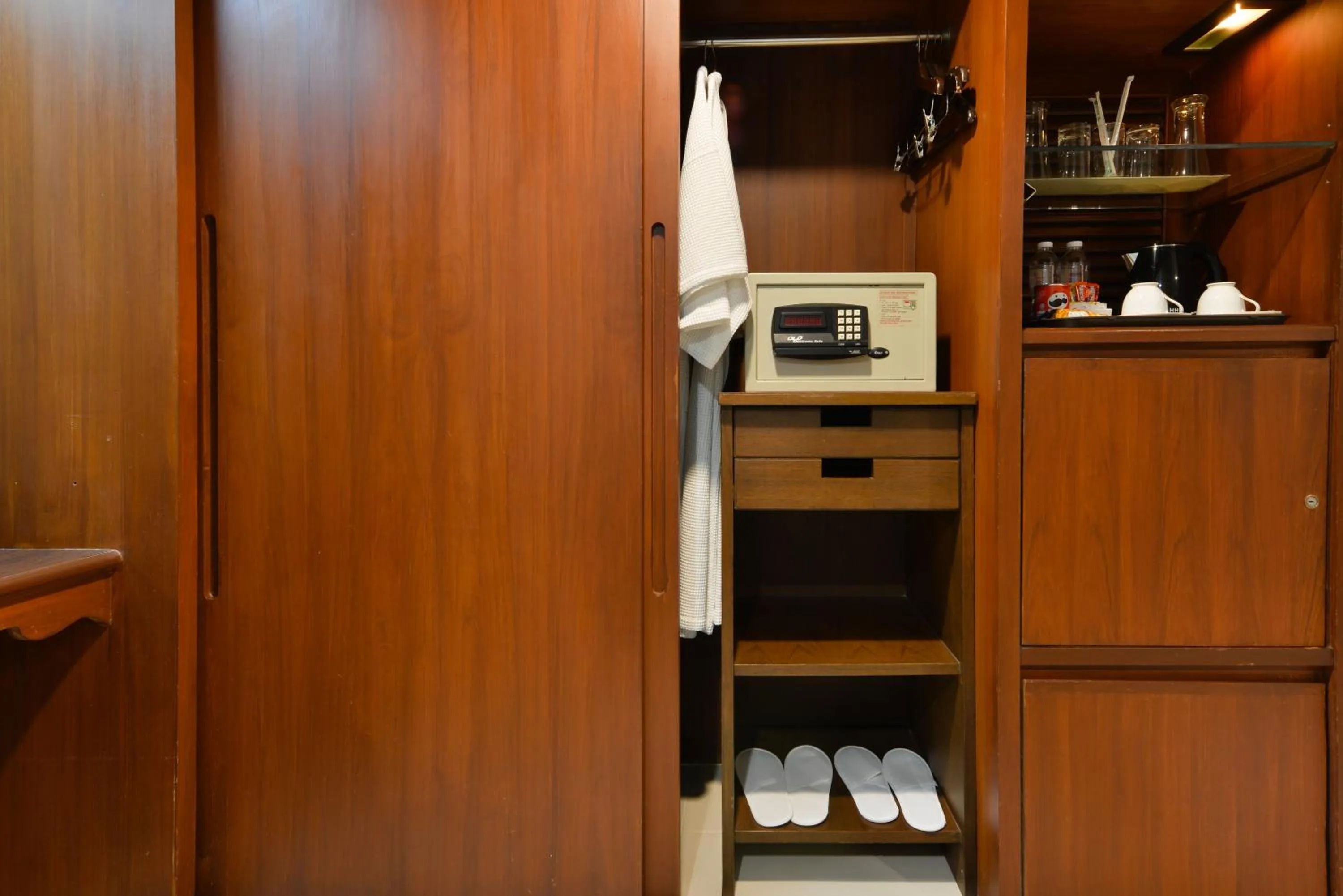 oven in Twin Towers Hotel