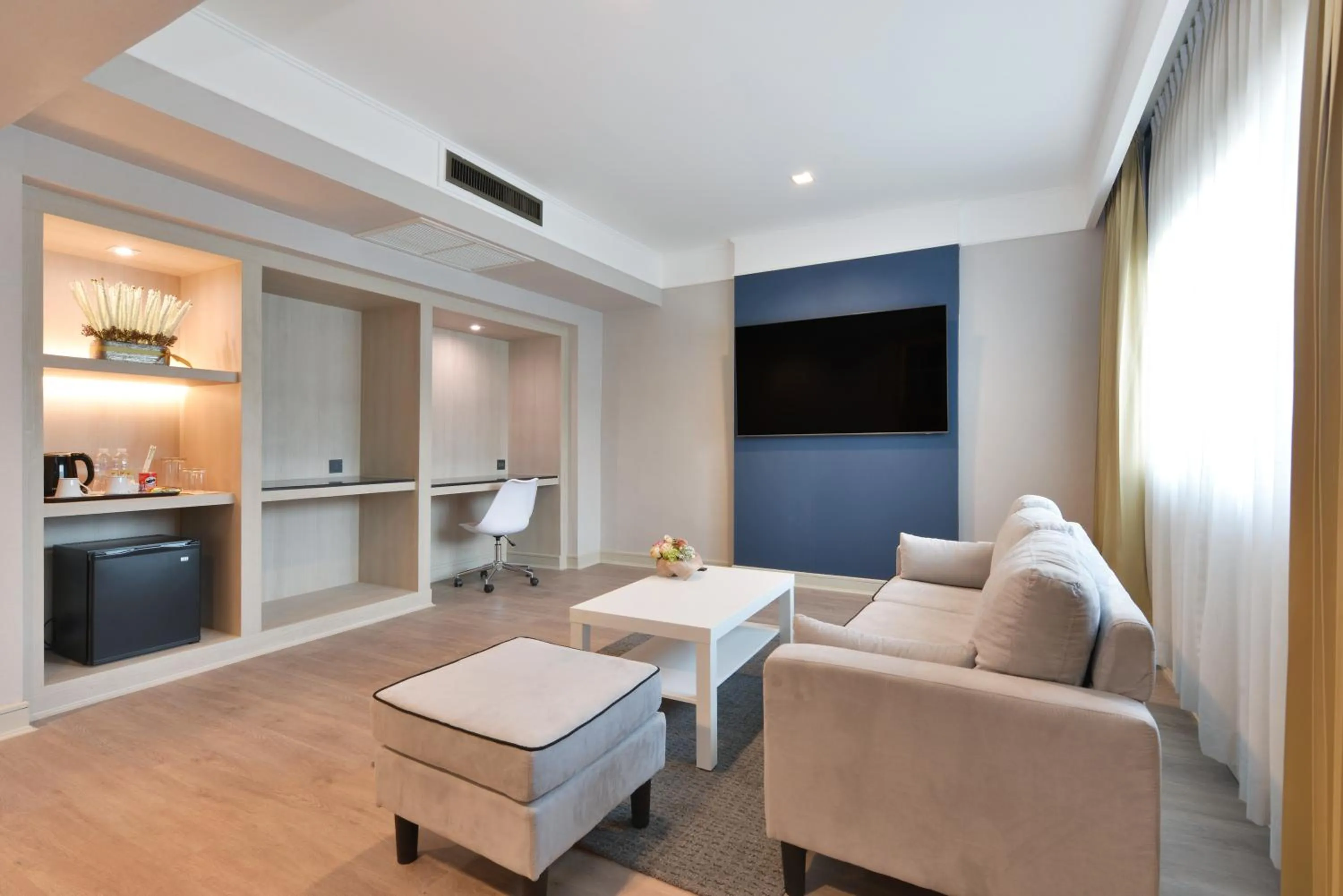 Living room in Twin Towers Hotel