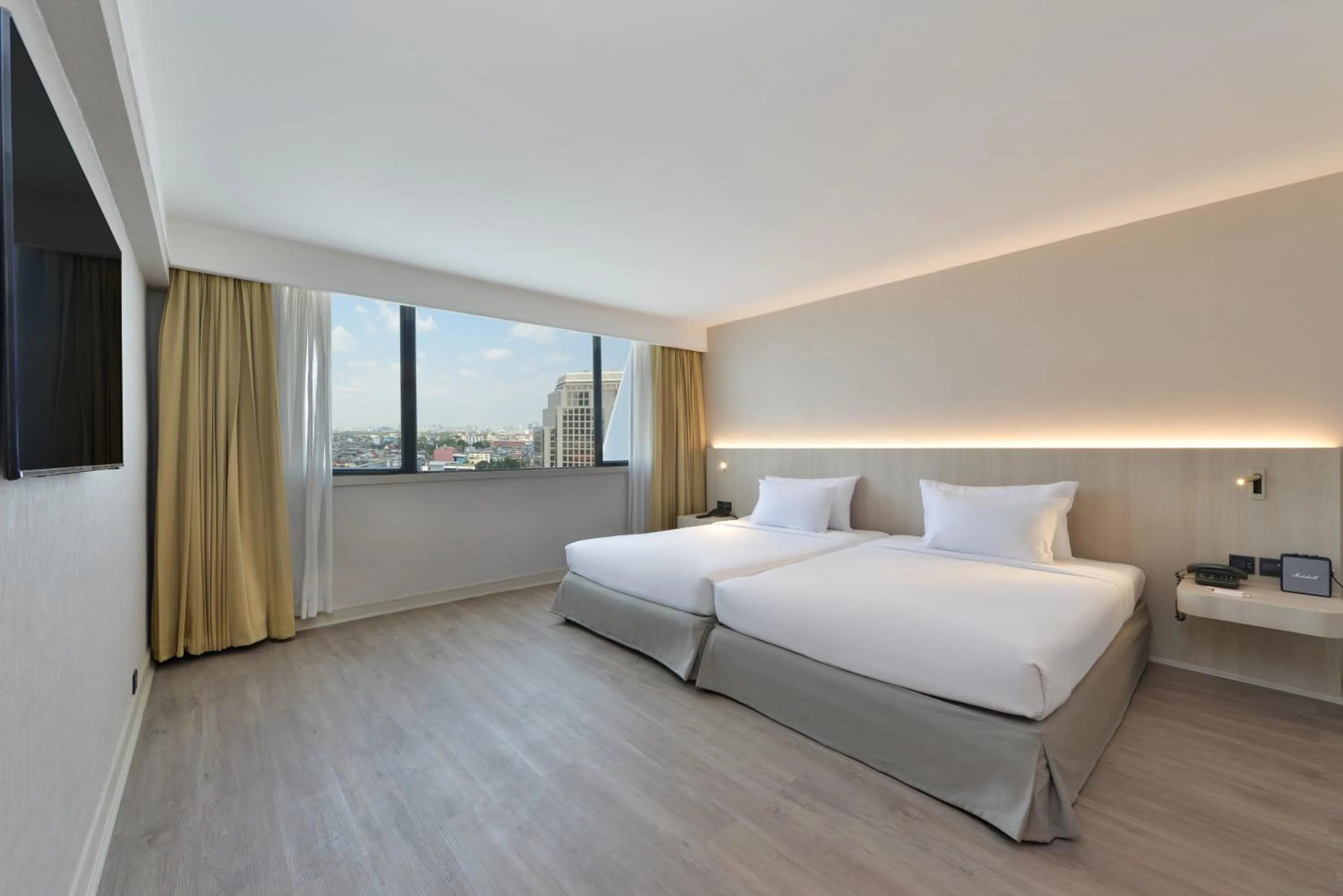 Bedroom, Bed in Twin Towers Hotel