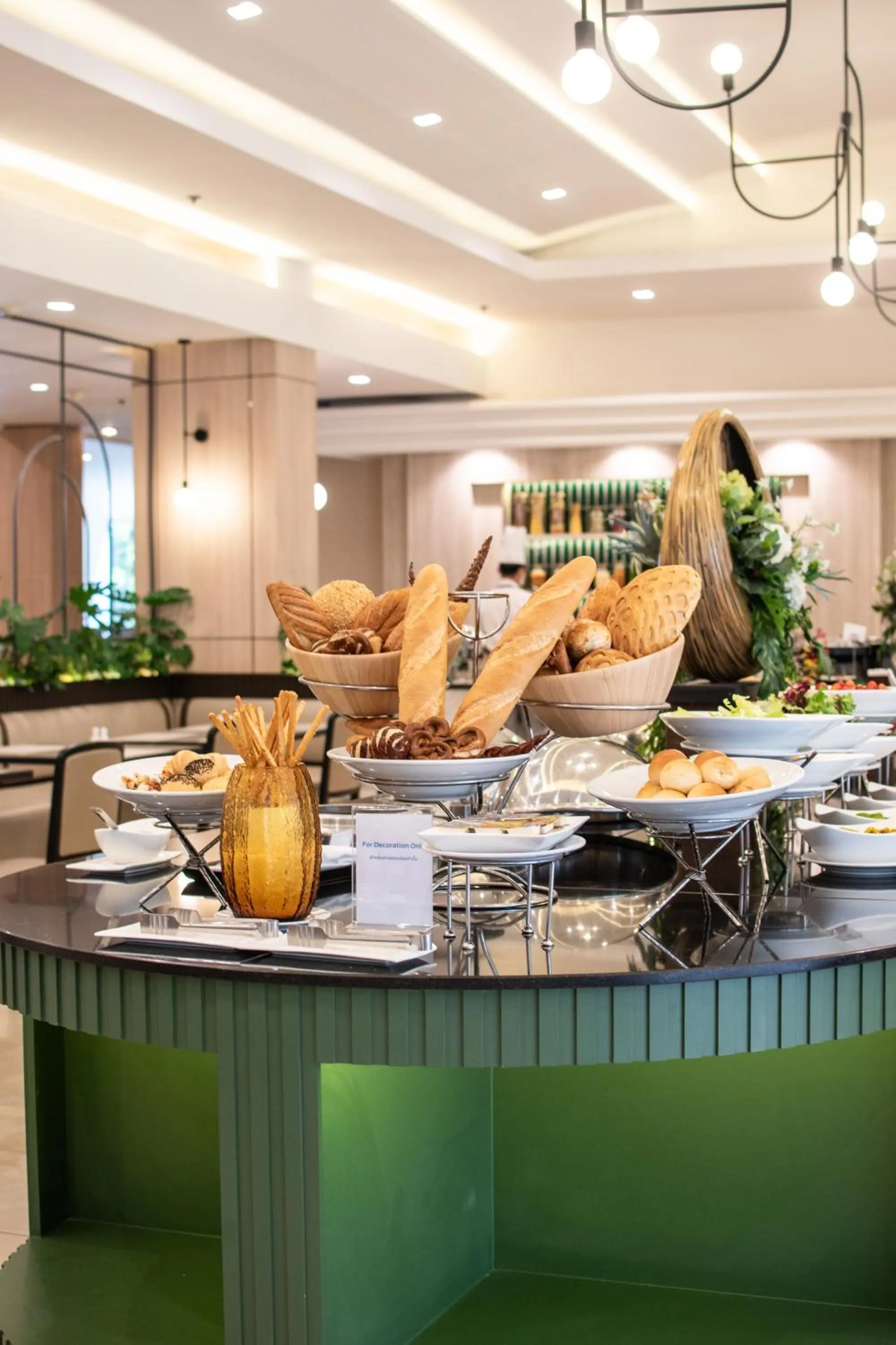 Restaurant/places to eat in Twin Towers Hotel