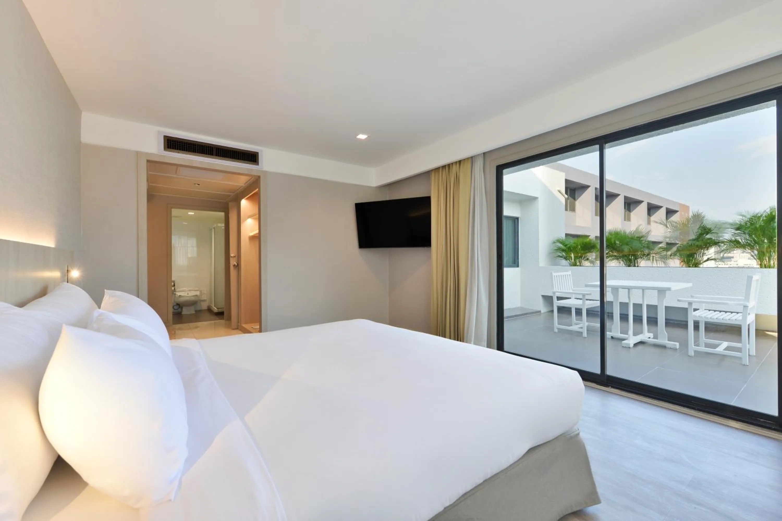 Balcony/Terrace, Bed in Twin Towers Hotel