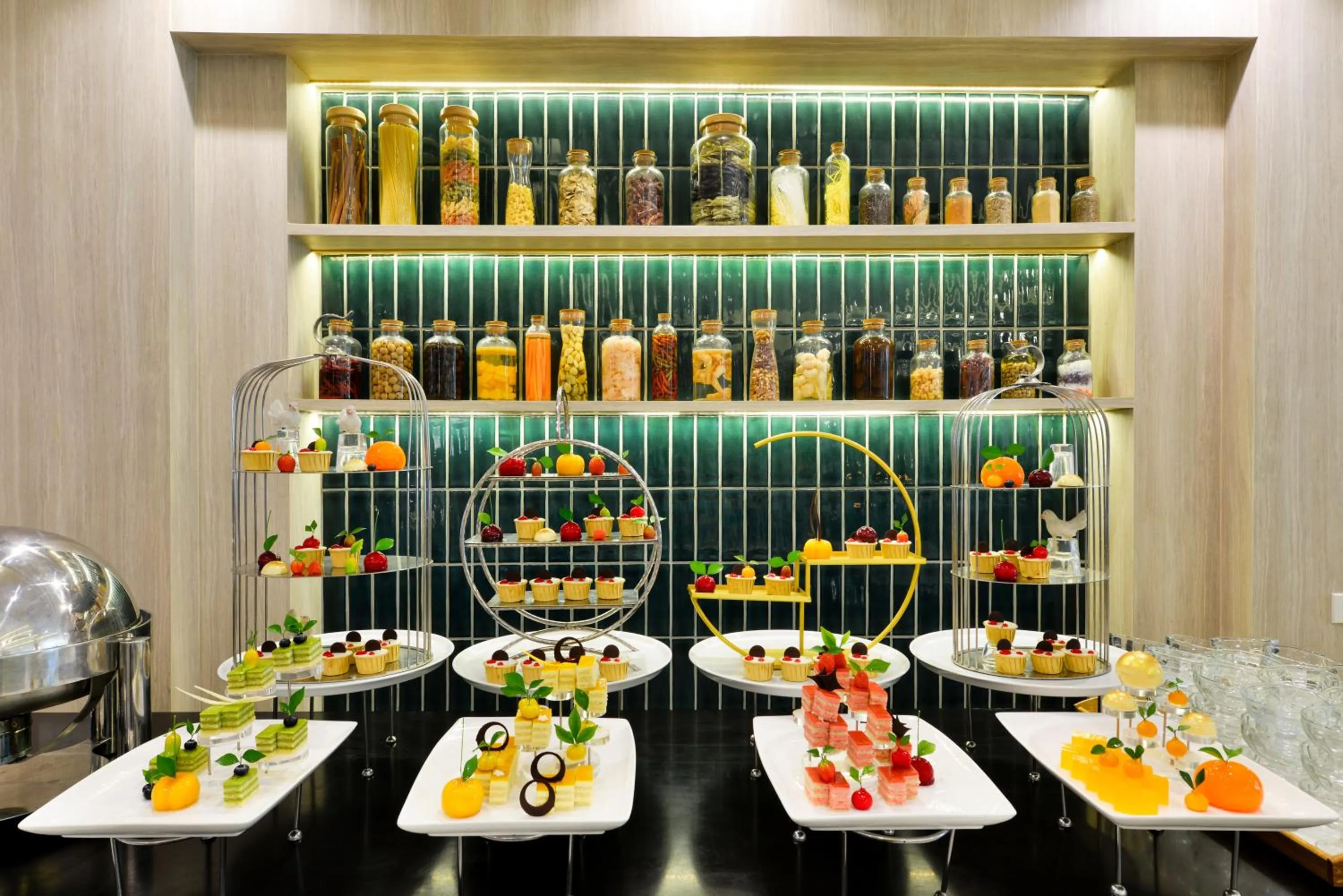 Restaurant/places to eat in Twin Towers Hotel