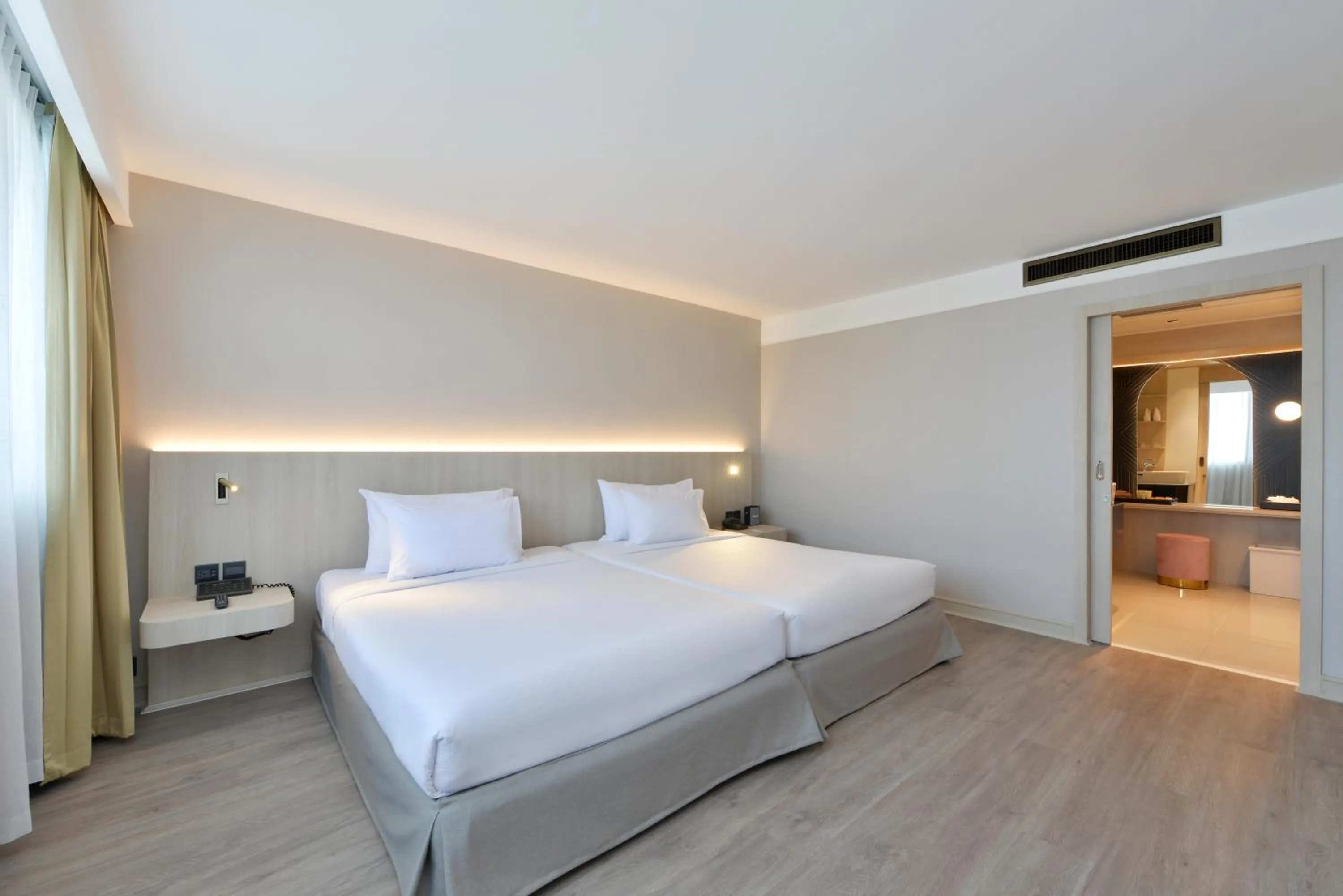 Photo of the whole room, Bed in Twin Towers Hotel