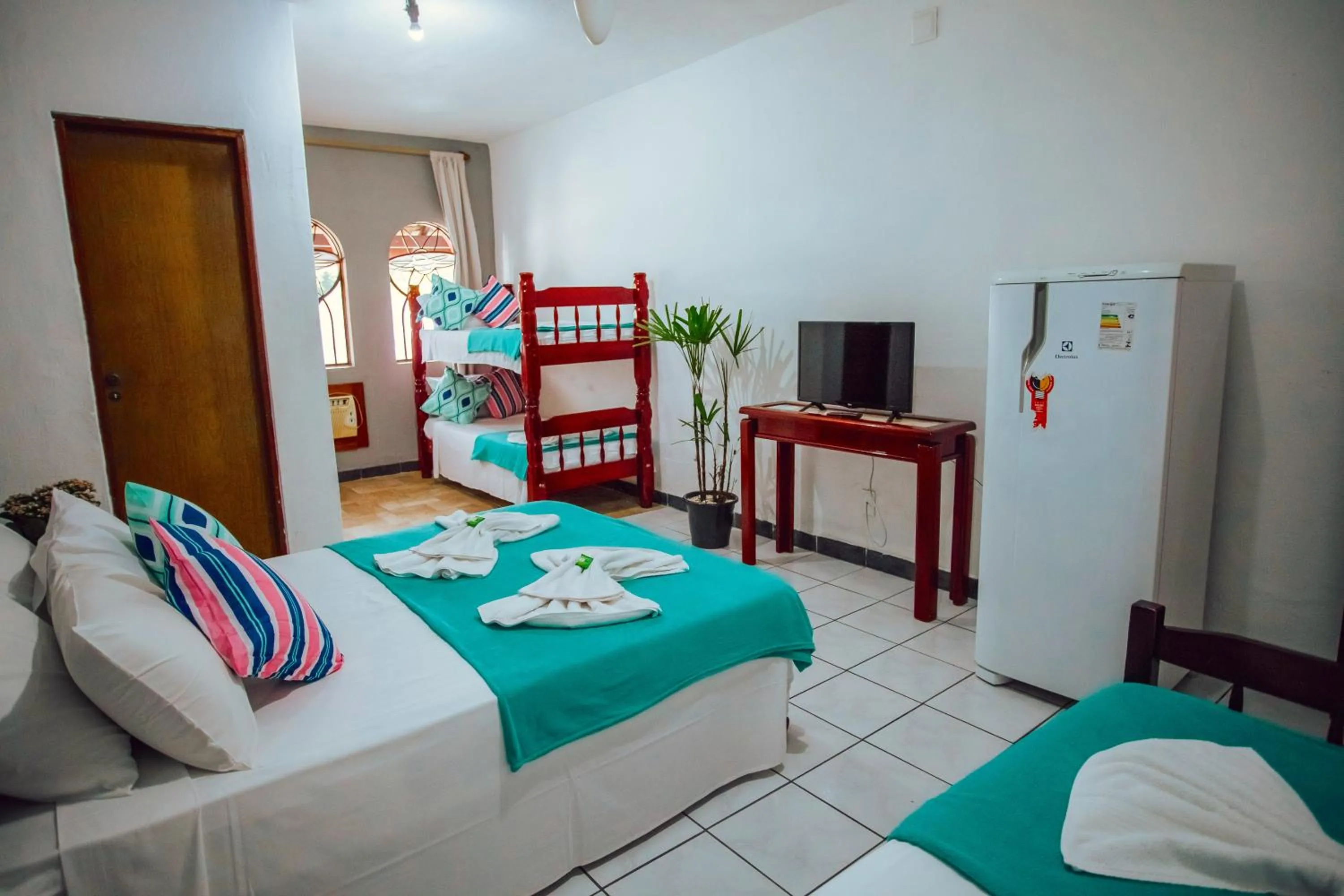 Photo of the whole room, Bed in Pousada Chale Suísso