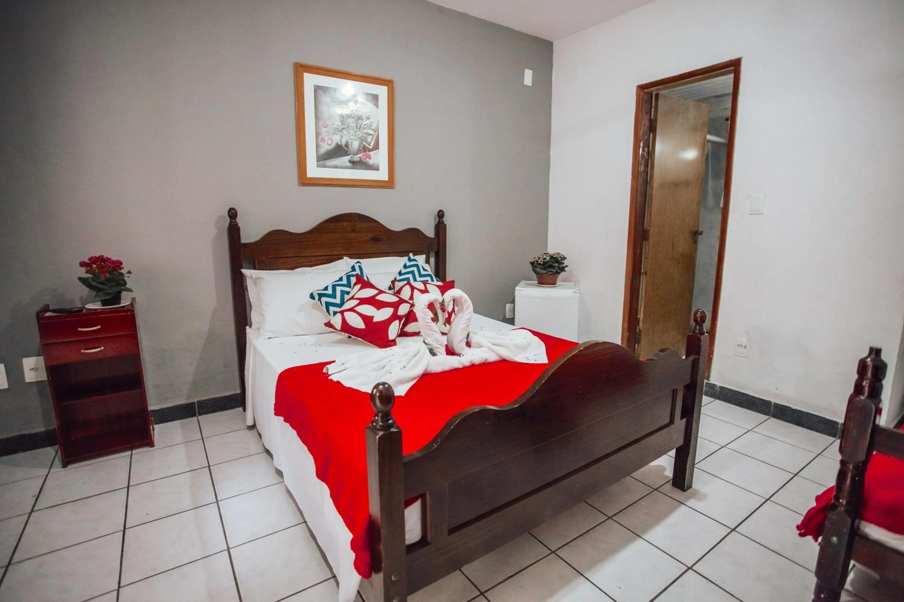 Photo of the whole room, Bed in Pousada Chale Suísso