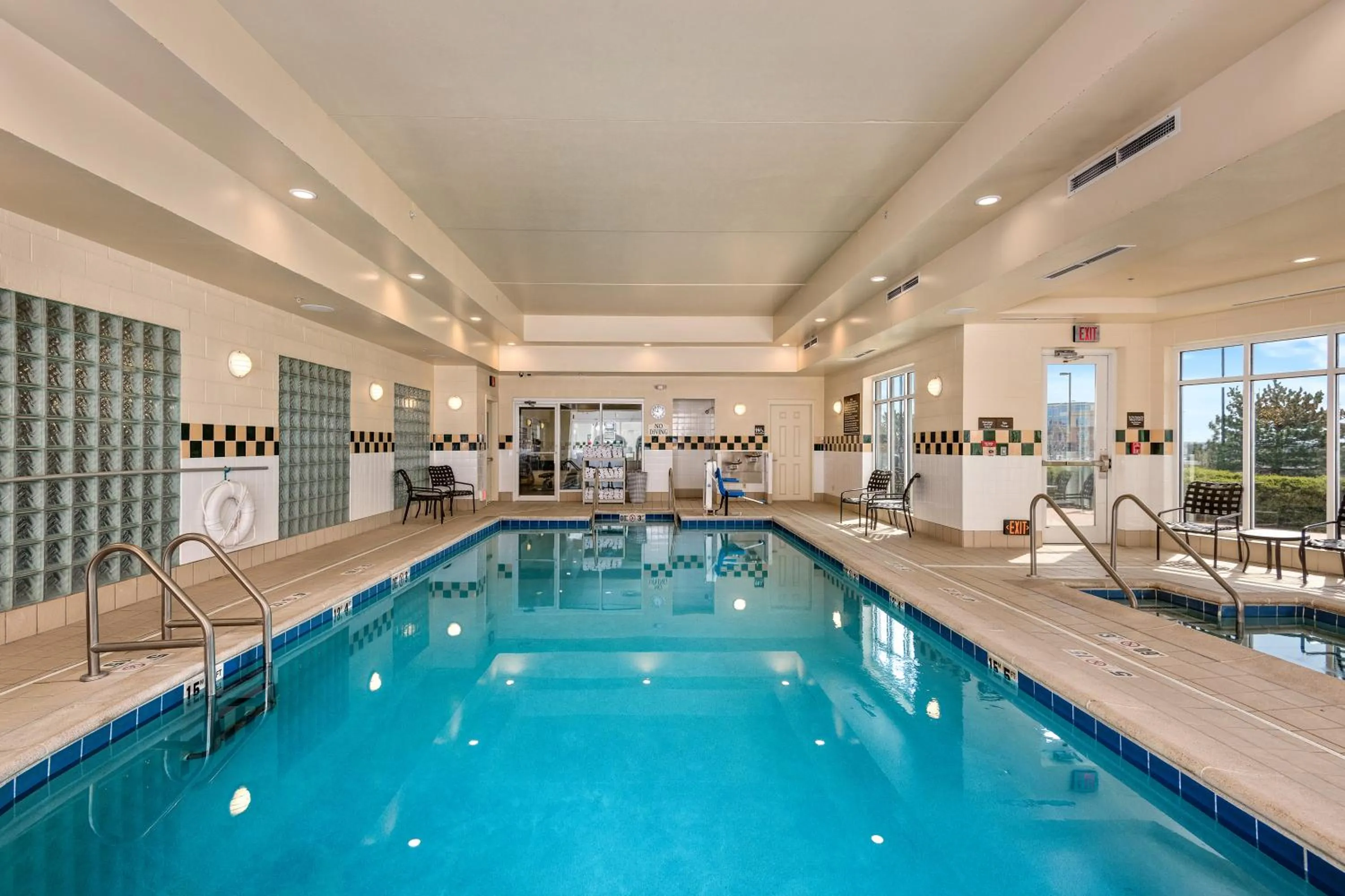 Swimming pool in Hilton Garden Inn Overland Park