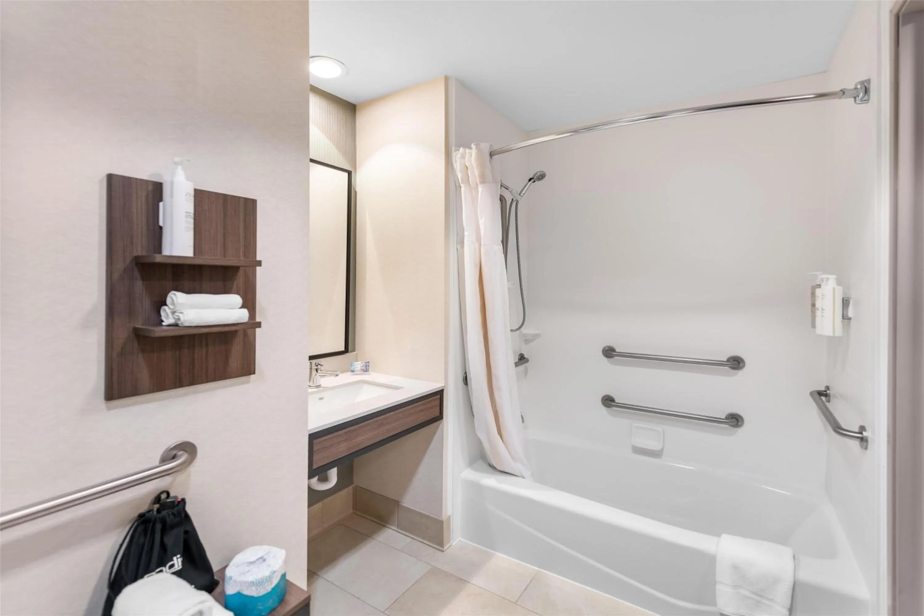 Bathroom in Hilton Garden Inn Overland Park