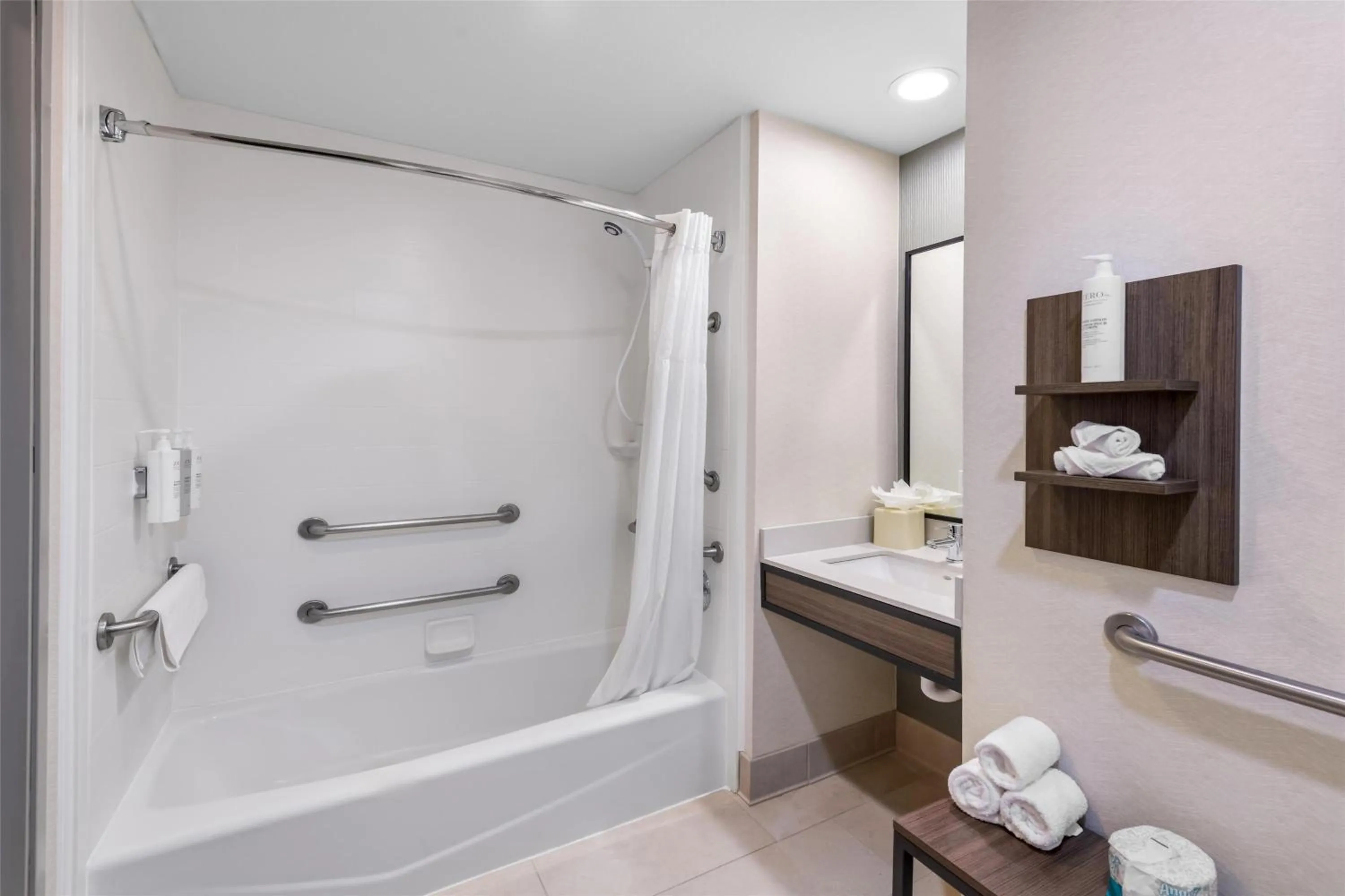 Bathroom in Hilton Garden Inn Overland Park