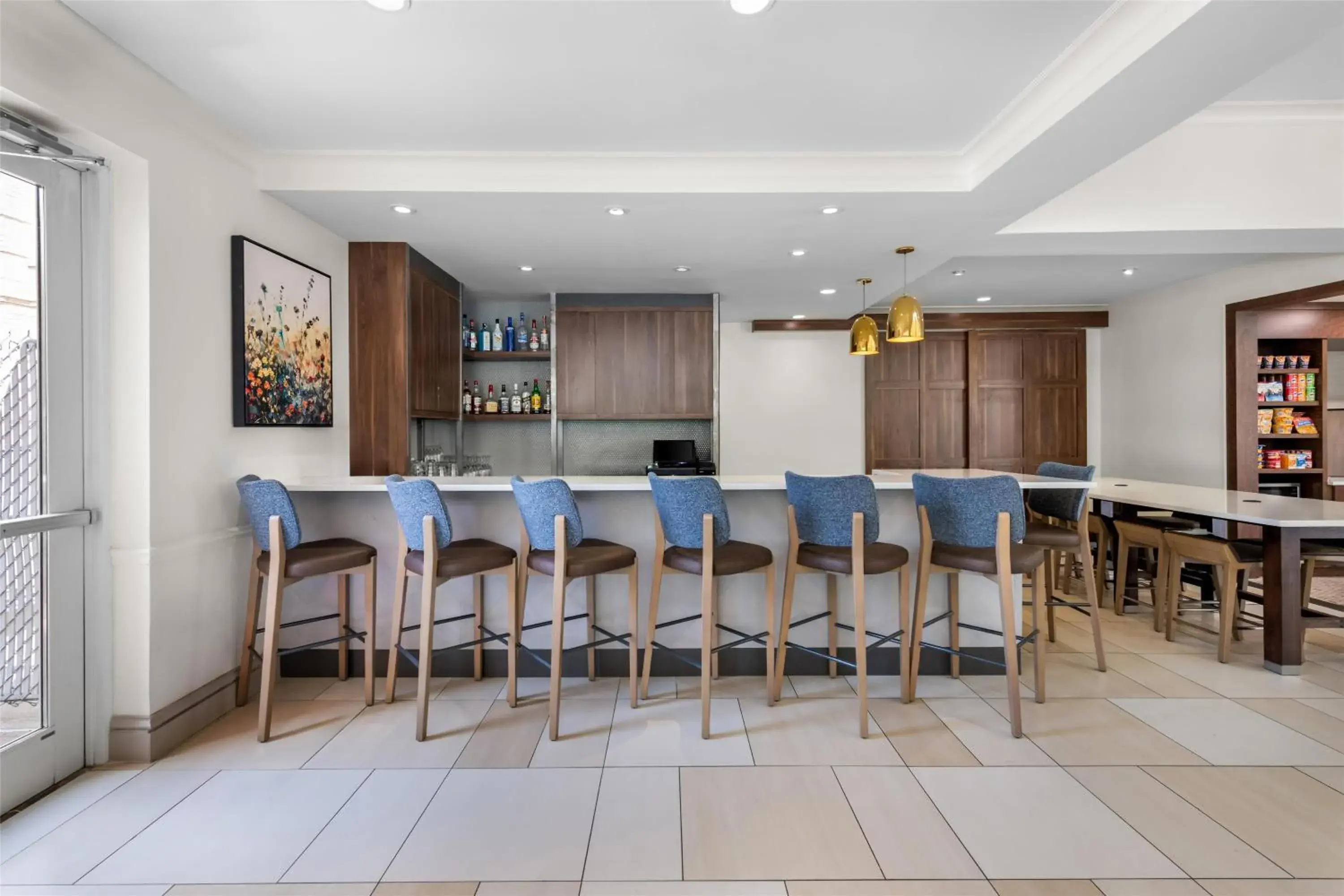 Lounge or bar in Hilton Garden Inn Overland Park Lounge or bar in Hilton Garden Inn Overland Park