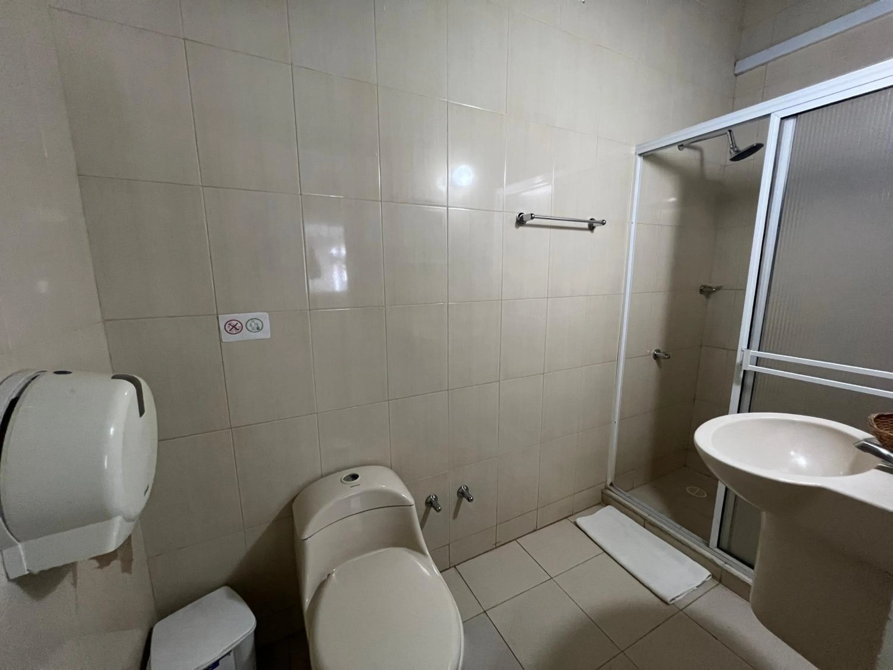 Shower in La Ballena Azul Hotel