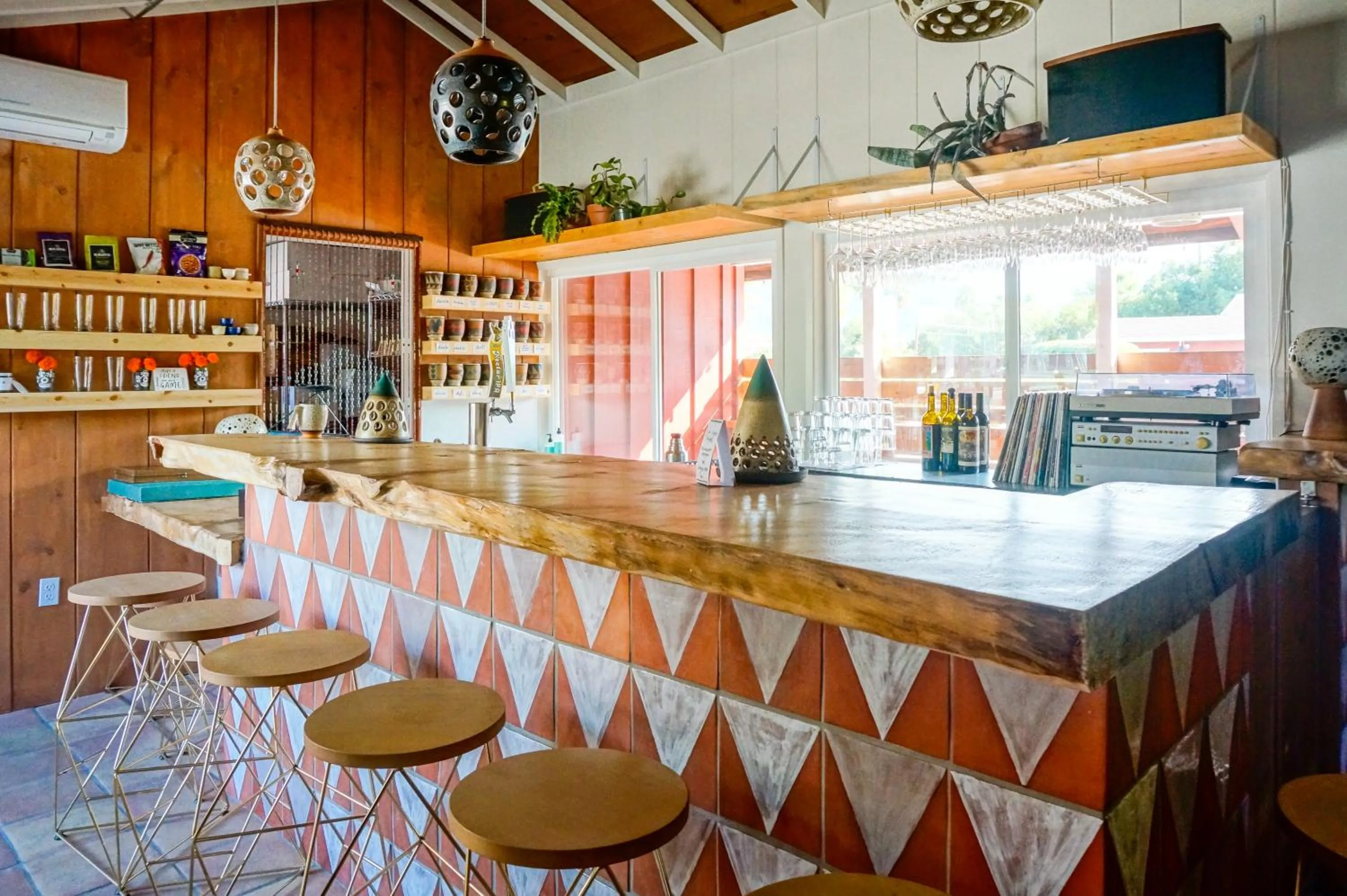 Lounge or bar in Ojai Rancho Inn