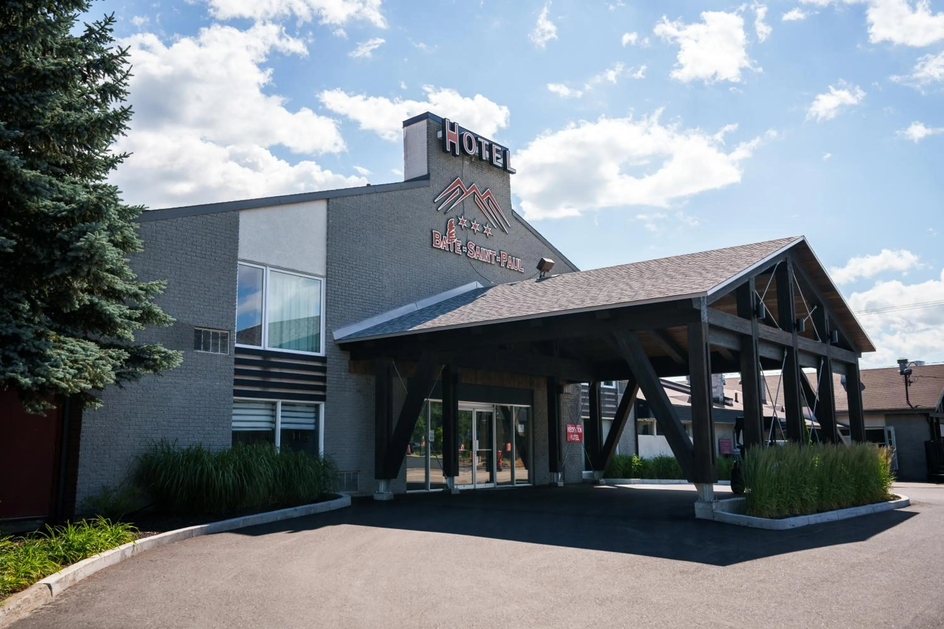 Property building in Hotel Baie Saint Paul