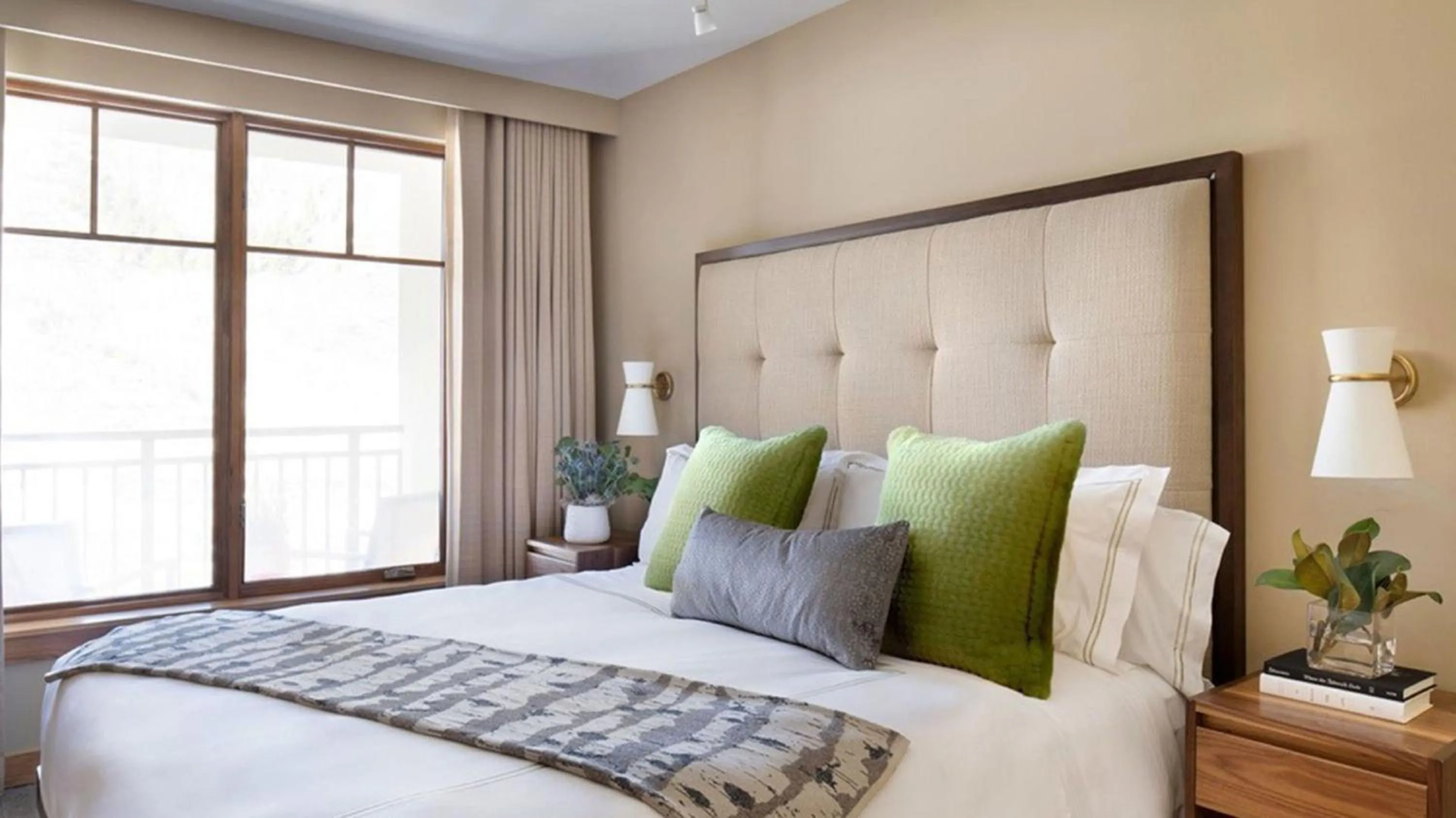 Photo of the whole room, Bed in Viceroy Snowmass