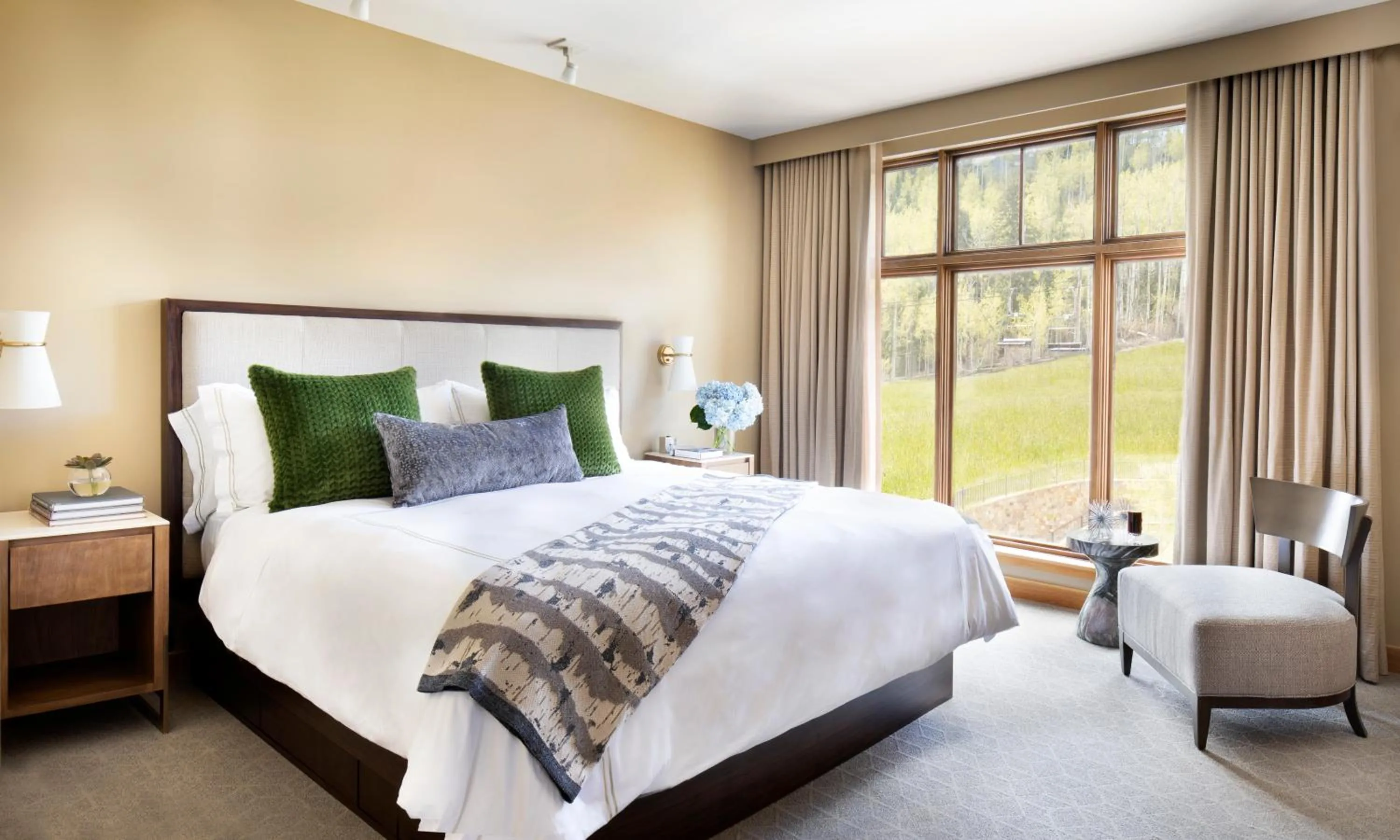 Photo of the whole room, Bed in Viceroy Snowmass