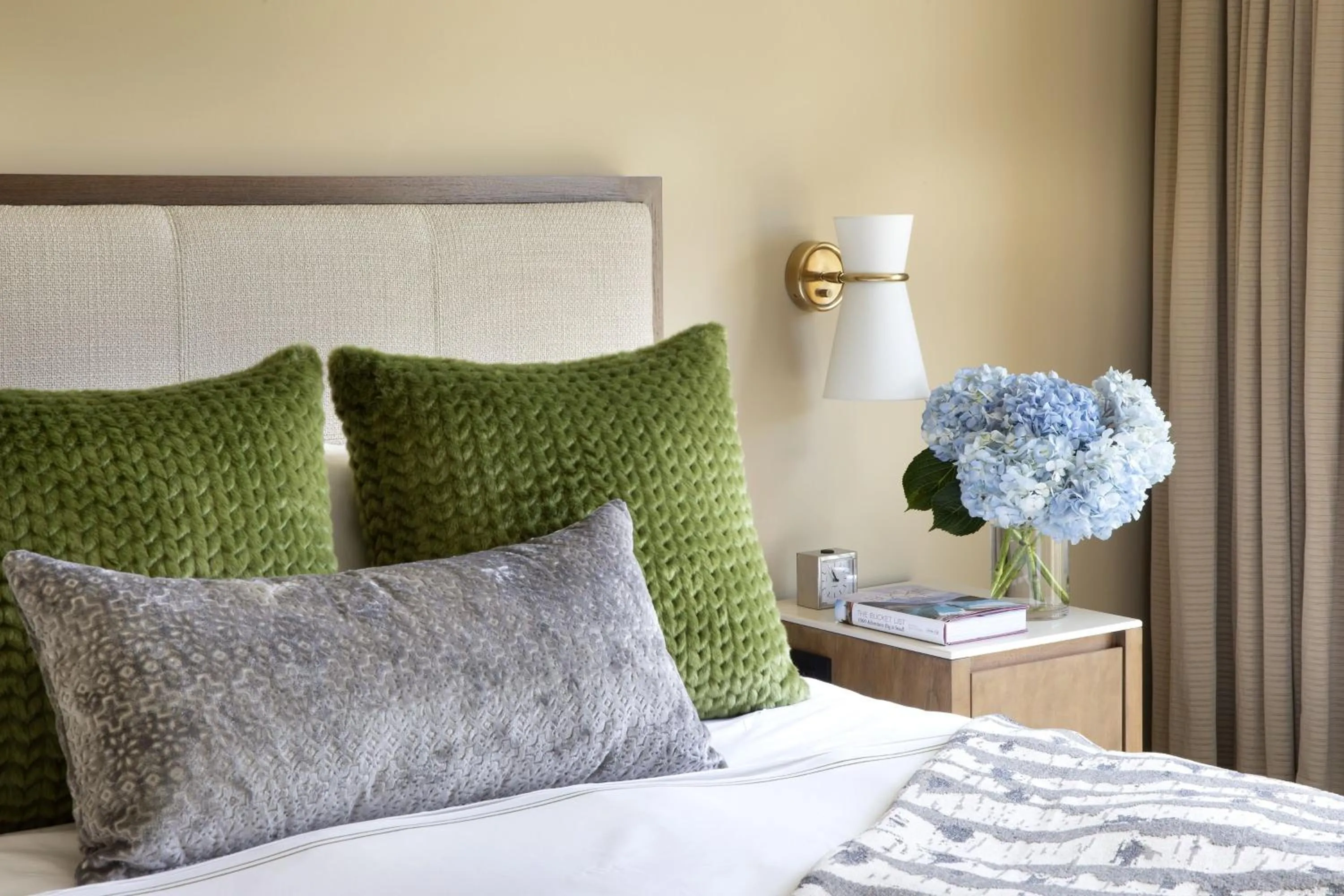 Photo of the whole room, Bed in Viceroy Snowmass