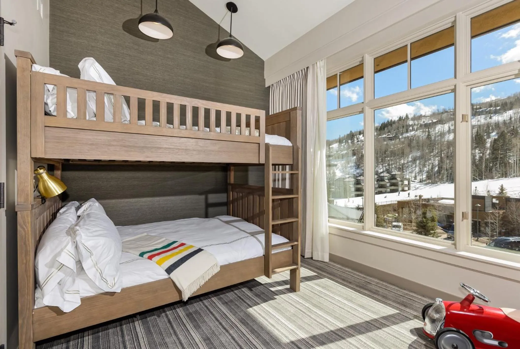 Photo of the whole room, Bed in Viceroy Snowmass
