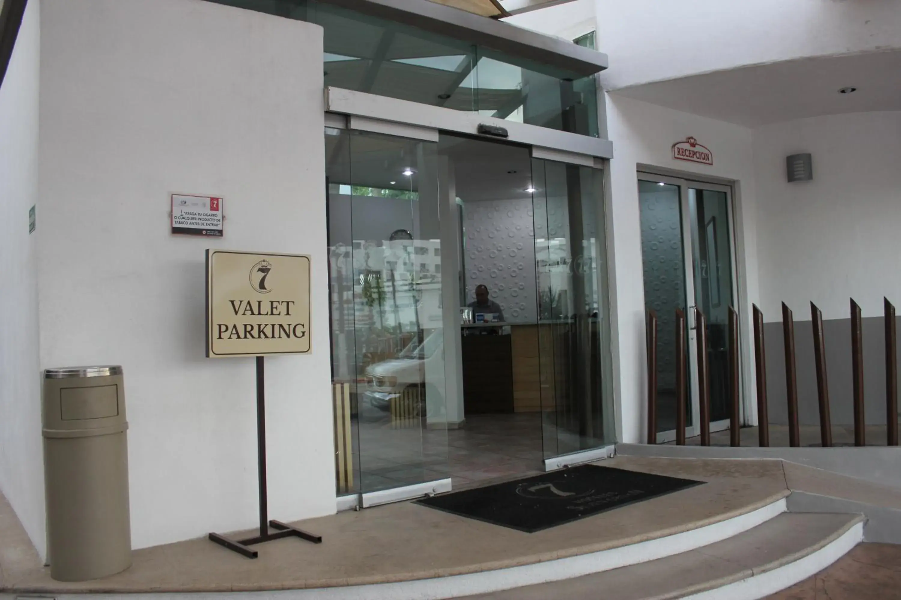 Lobby or reception in Seven Crown Express & Suites by Kavia Lobby or reception in Seven Crown Express & Suites by Kavia