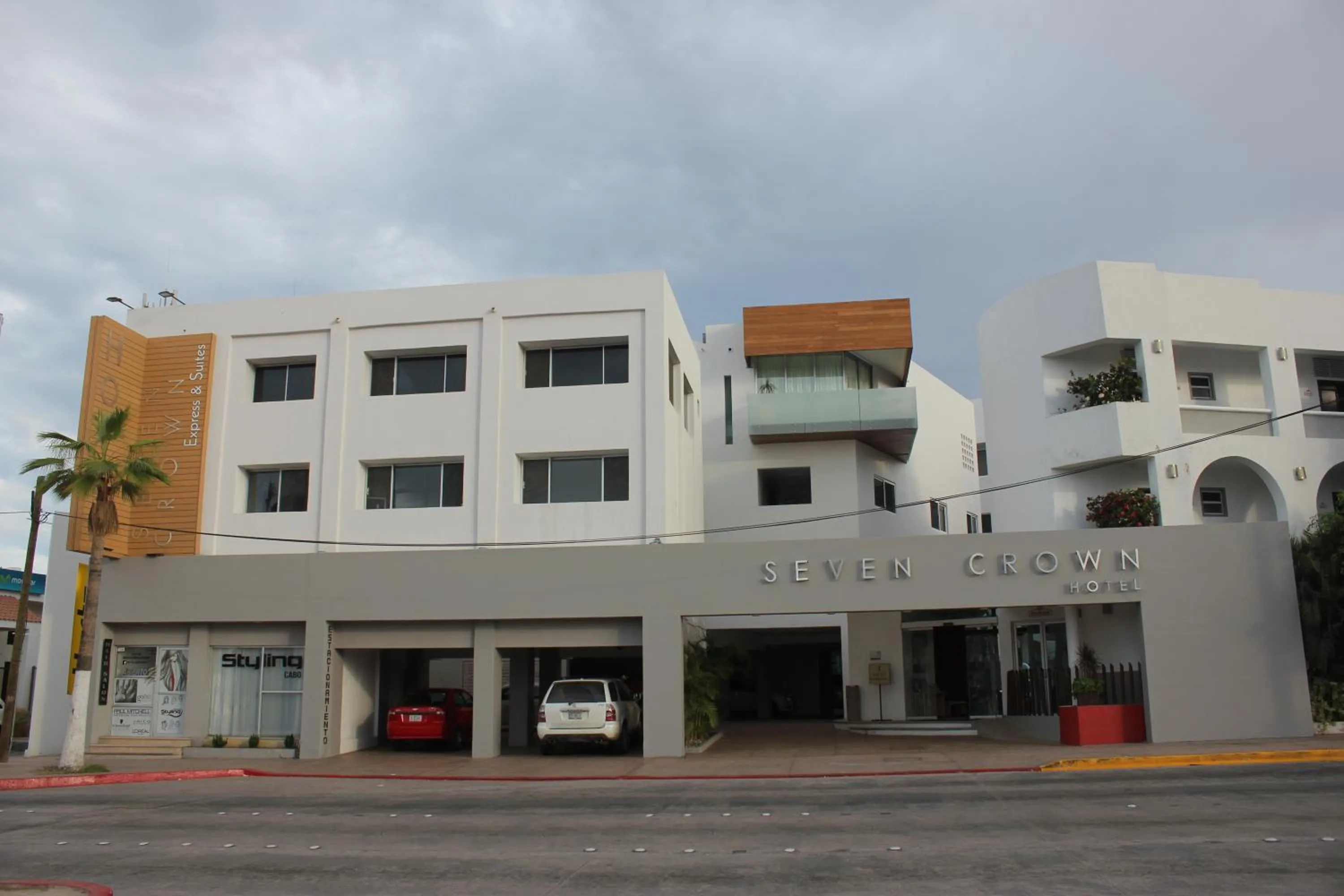 Facade/entrance in Seven Crown Express & Suites by Kavia