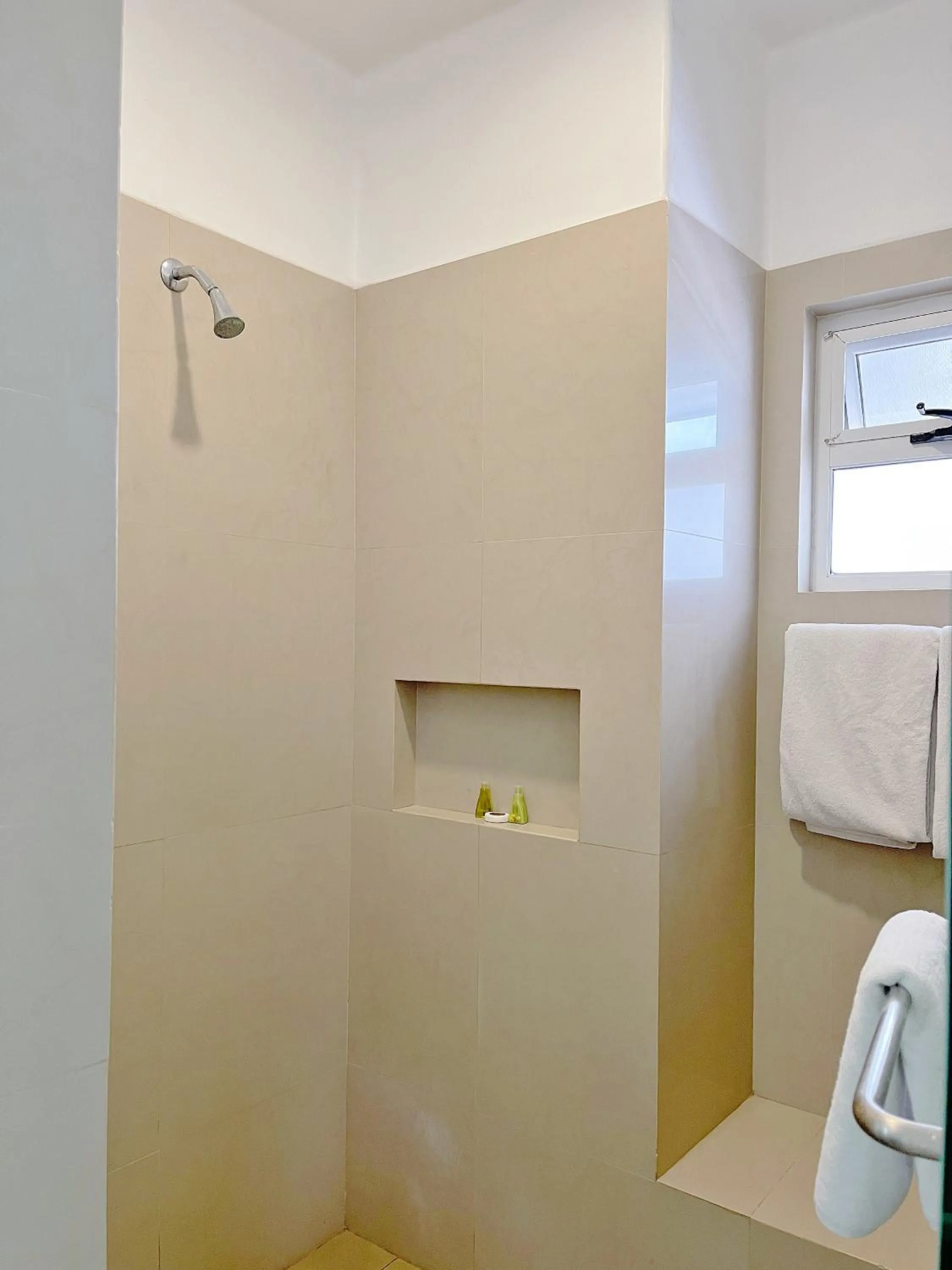 Bathroom in Seven Crown Express & Suites by Kavia