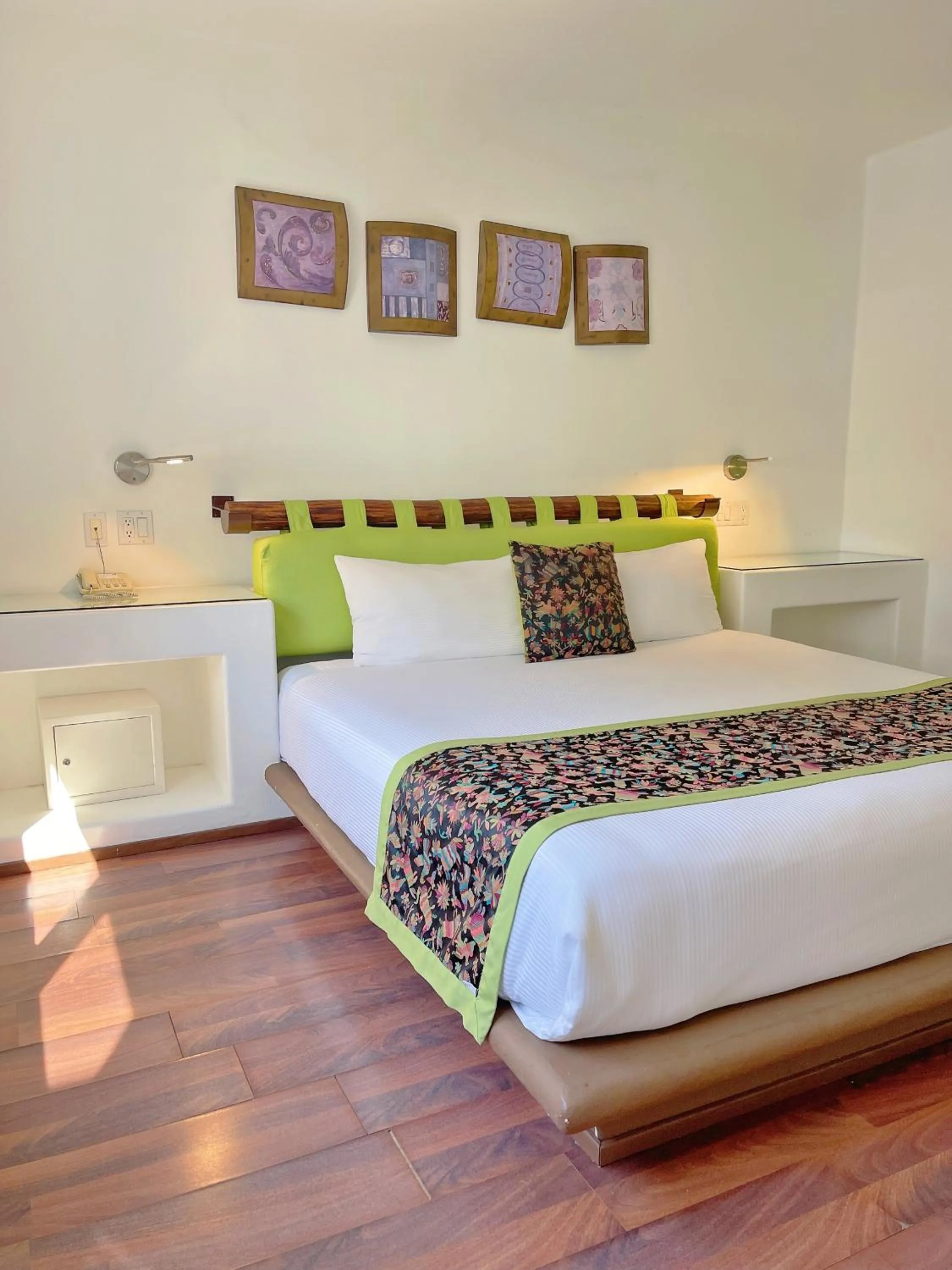 Photo of the whole room, Bed in Seven Crown Express & Suites by Kavia