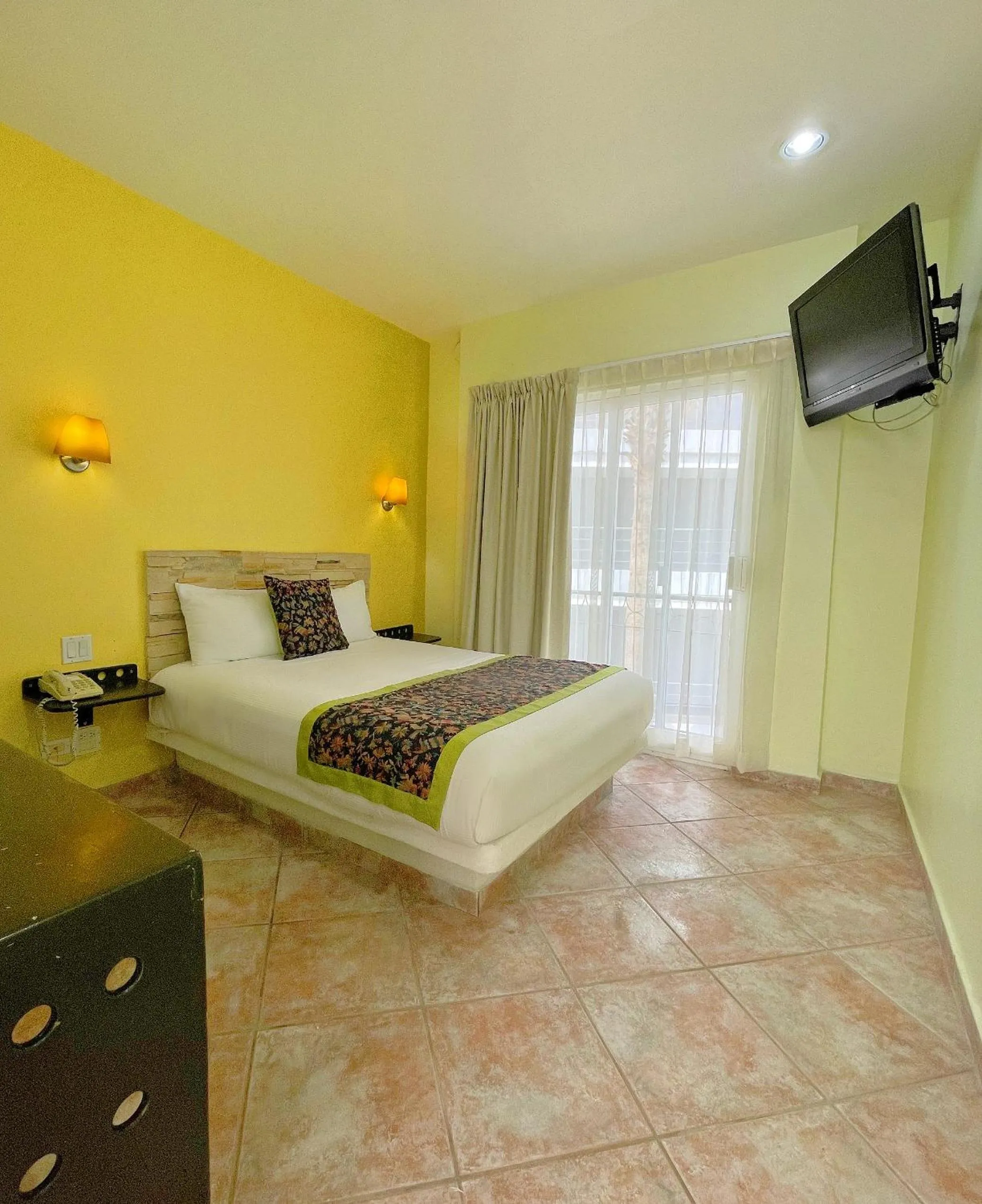 Photo of the whole room, Bed in Seven Crown Express & Suites by Kavia