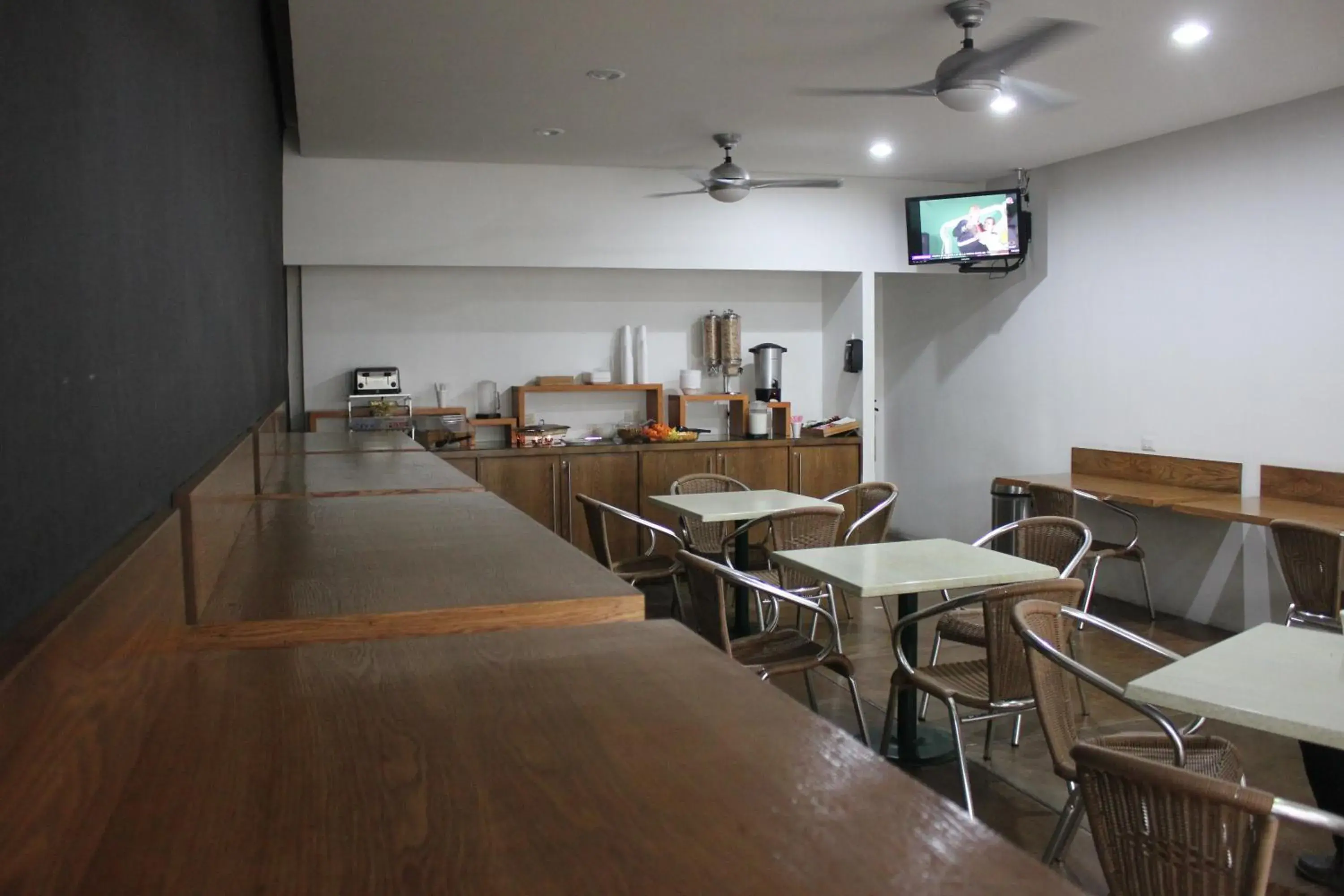 Restaurant/places to eat in Seven Crown Express & Suites by Kavia Restaurant/places to eat in Seven Crown Express & Suites by Kavia