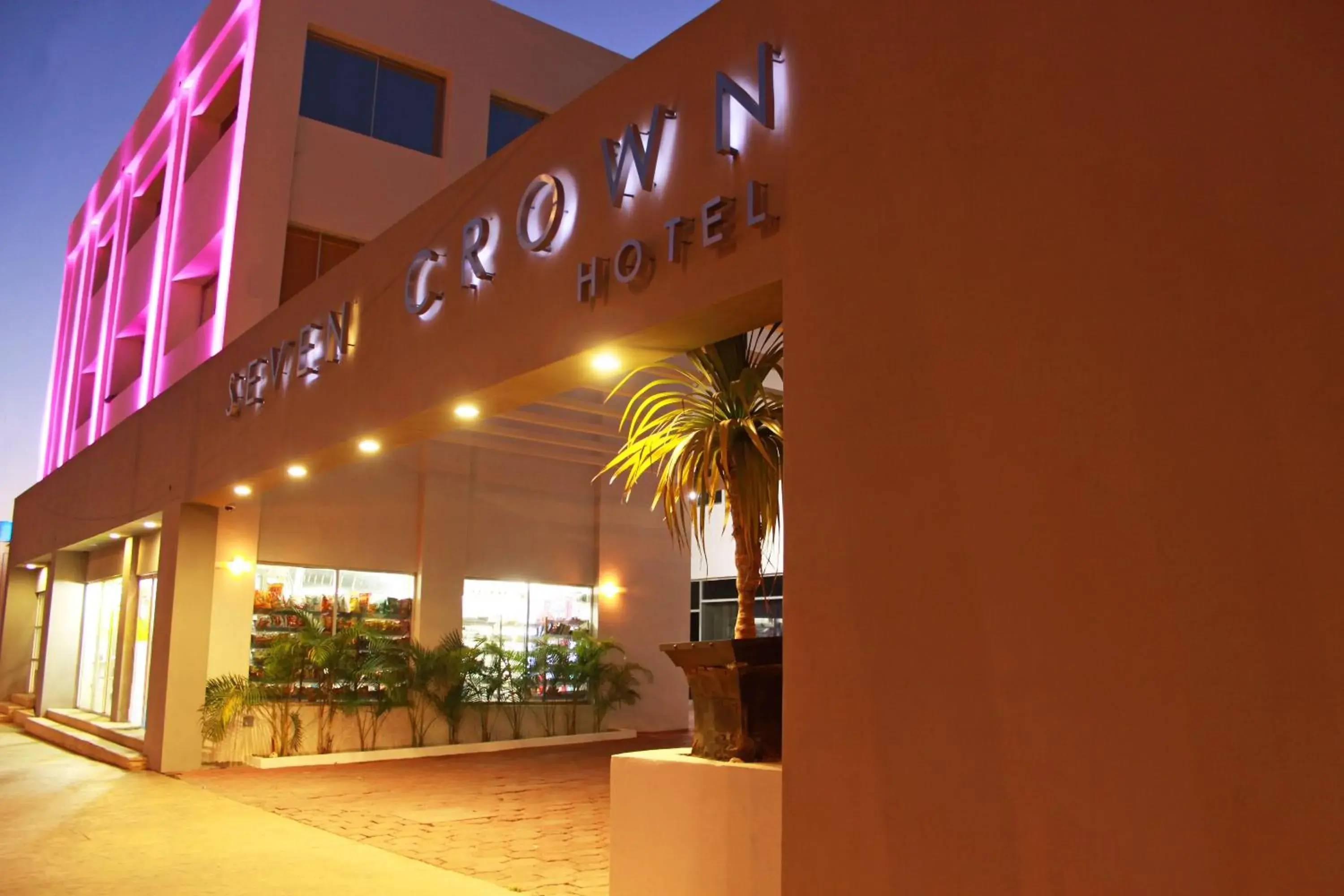Facade/entrance in Seven Crown Express & Suites by Kavia Facade/entrance in Seven Crown Express & Suites by Kavia
