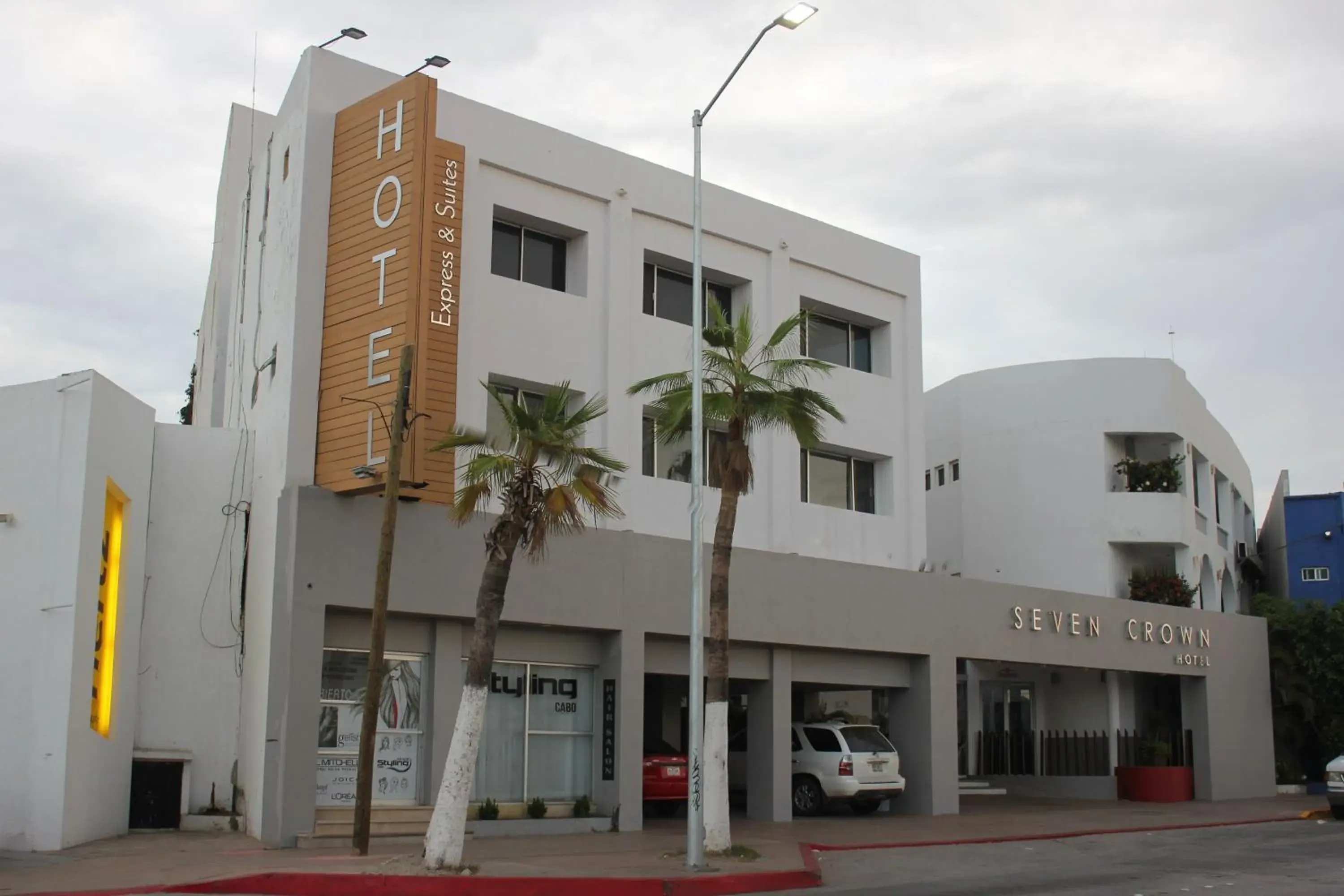 Property building in Seven Crown Express & Suites by Kavia Property building in Seven Crown Express & Suites by Kavia