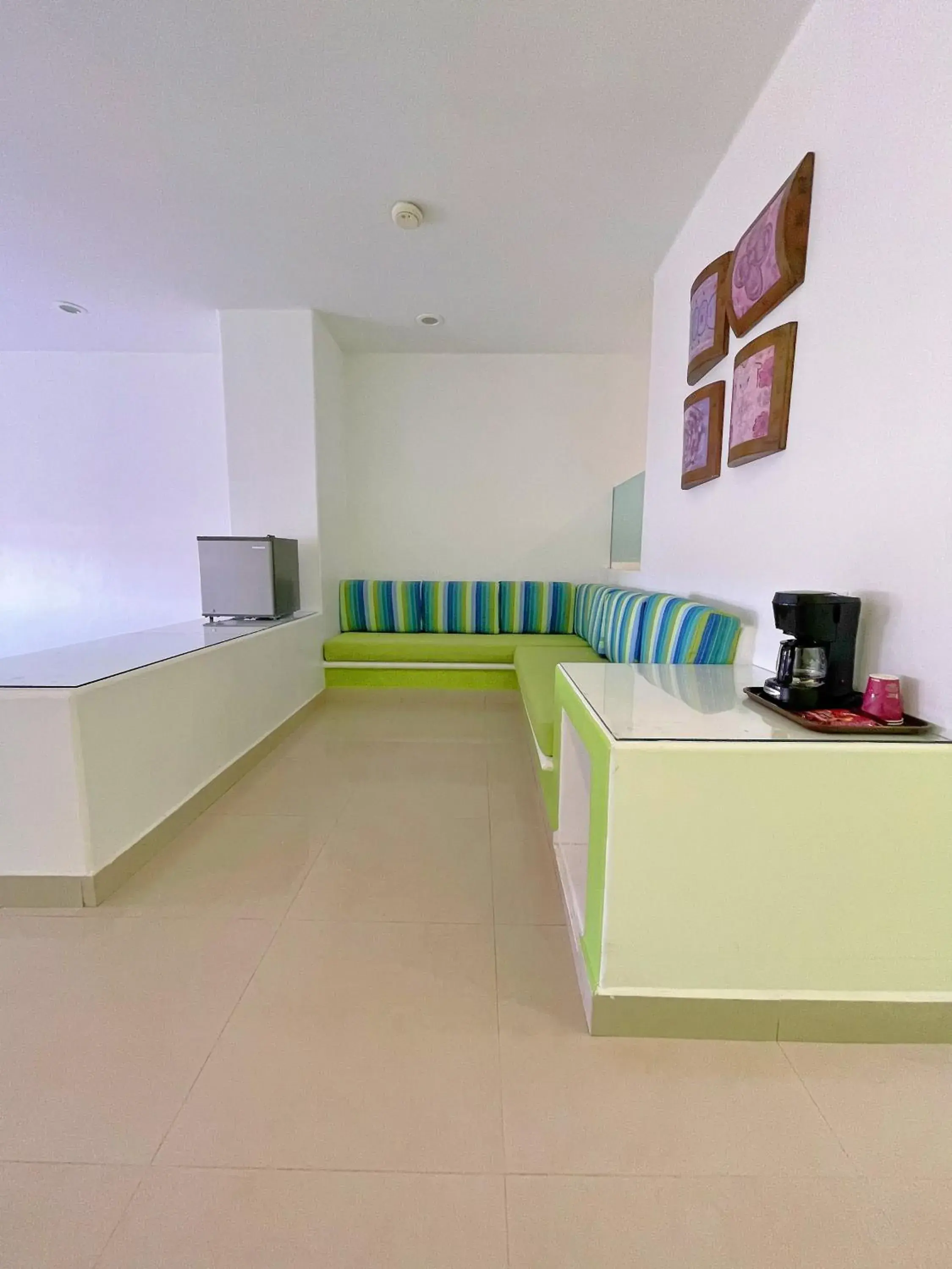 Living room in Seven Crown Express & Suites by Kavia Living room in Seven Crown Express & Suites by Kavia