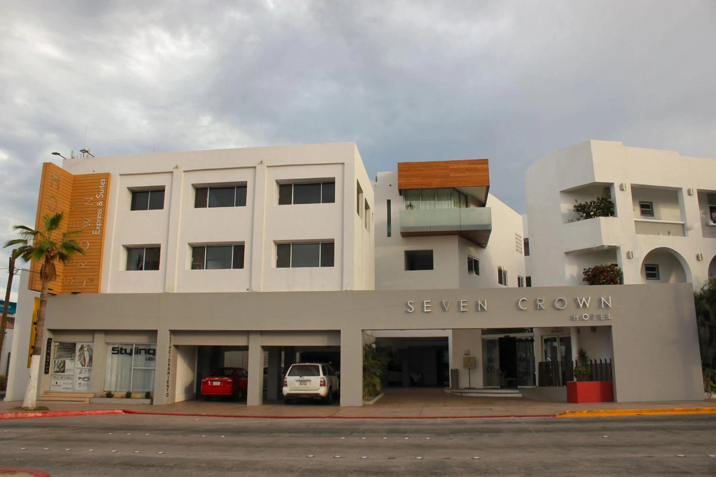 Property building in Seven Crown Express & Suites by Kavia