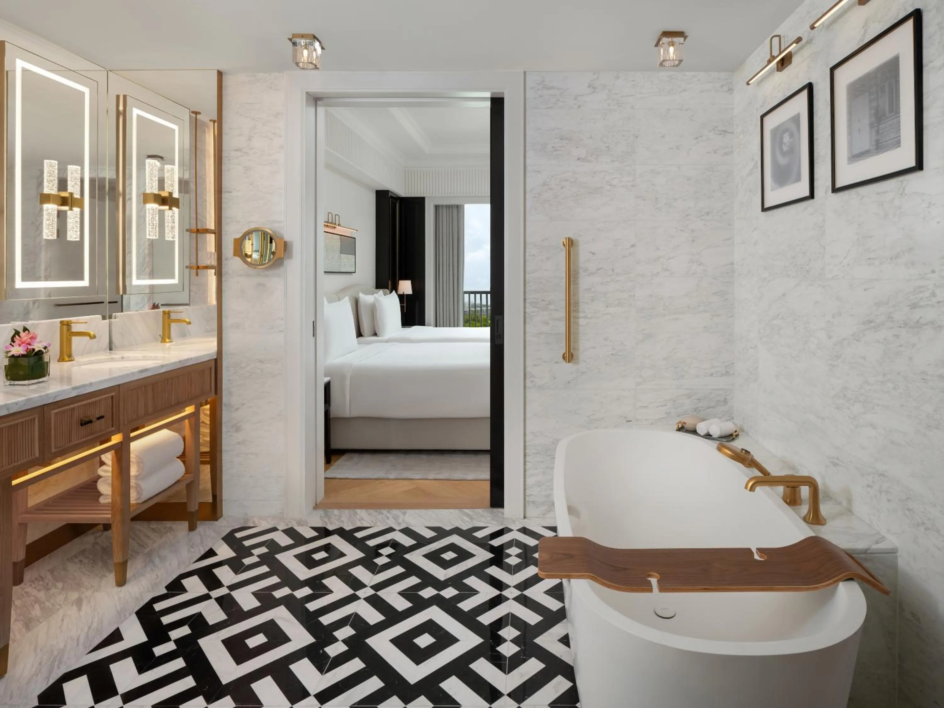 Bathroom, Bed in The Laurus, a Luxury Collection Resort, Singapore