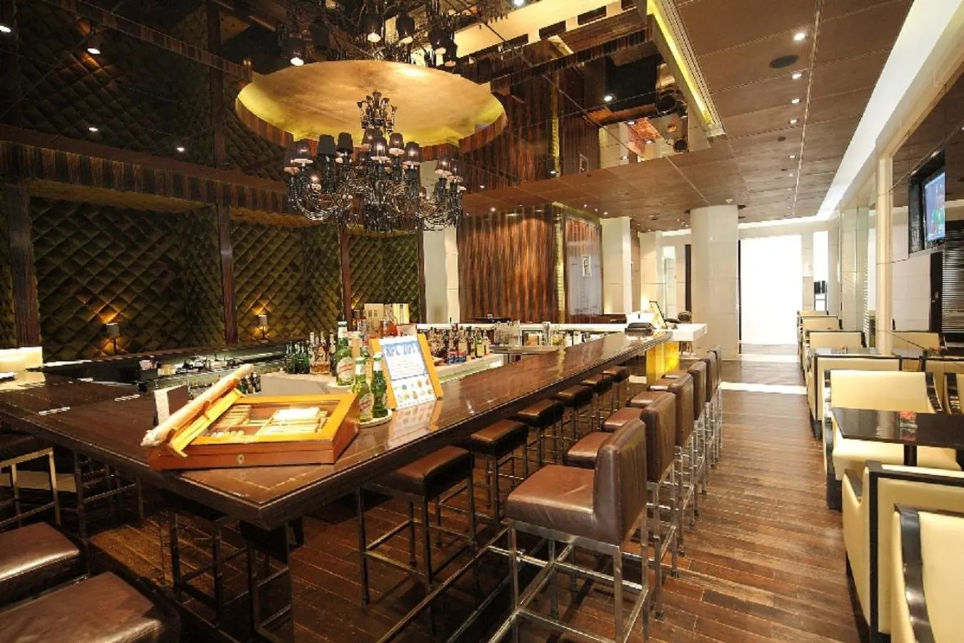 Lounge or bar in The Grand New Delhi