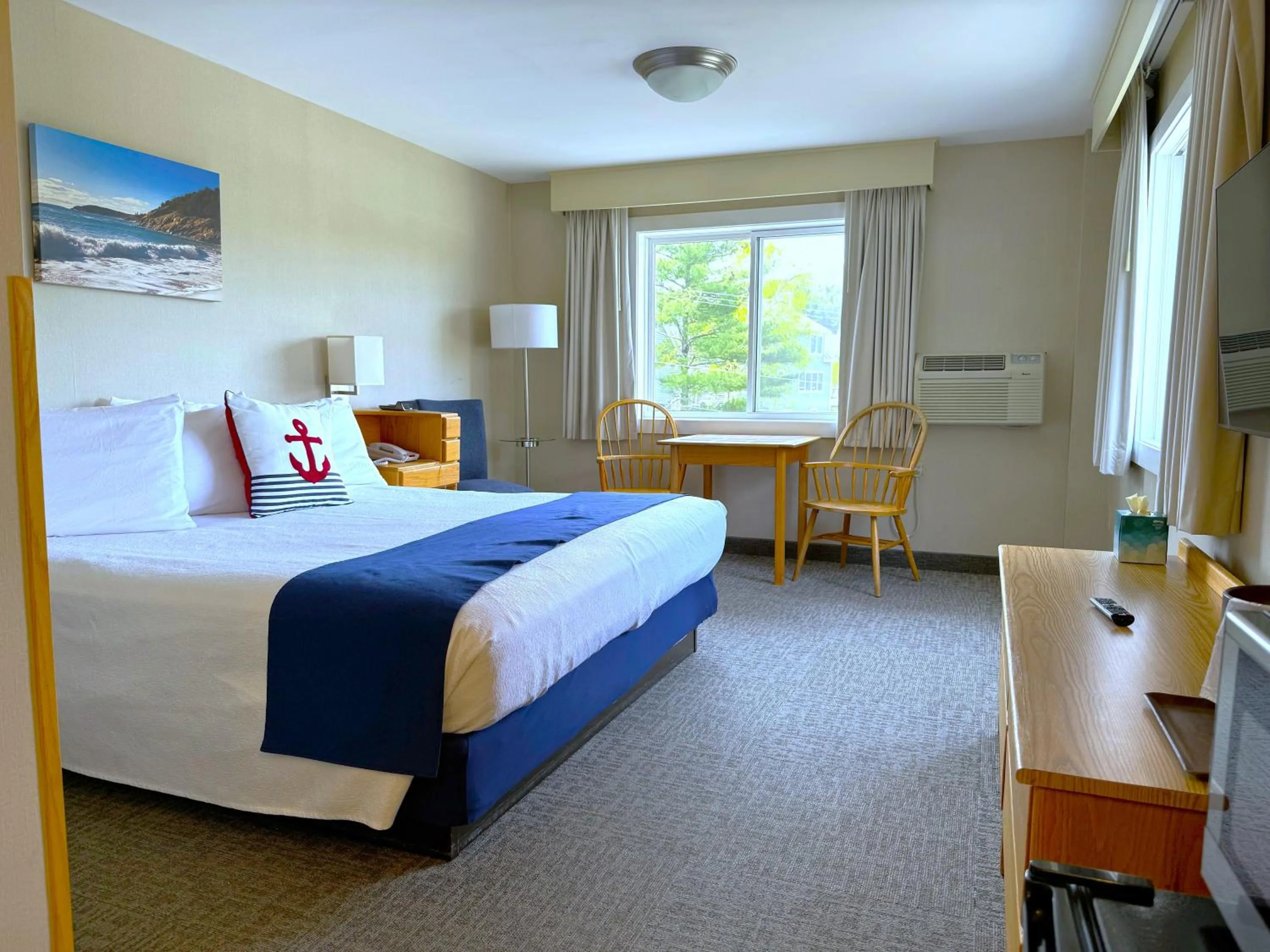 Bed in Atlantic Eyrie Lodge