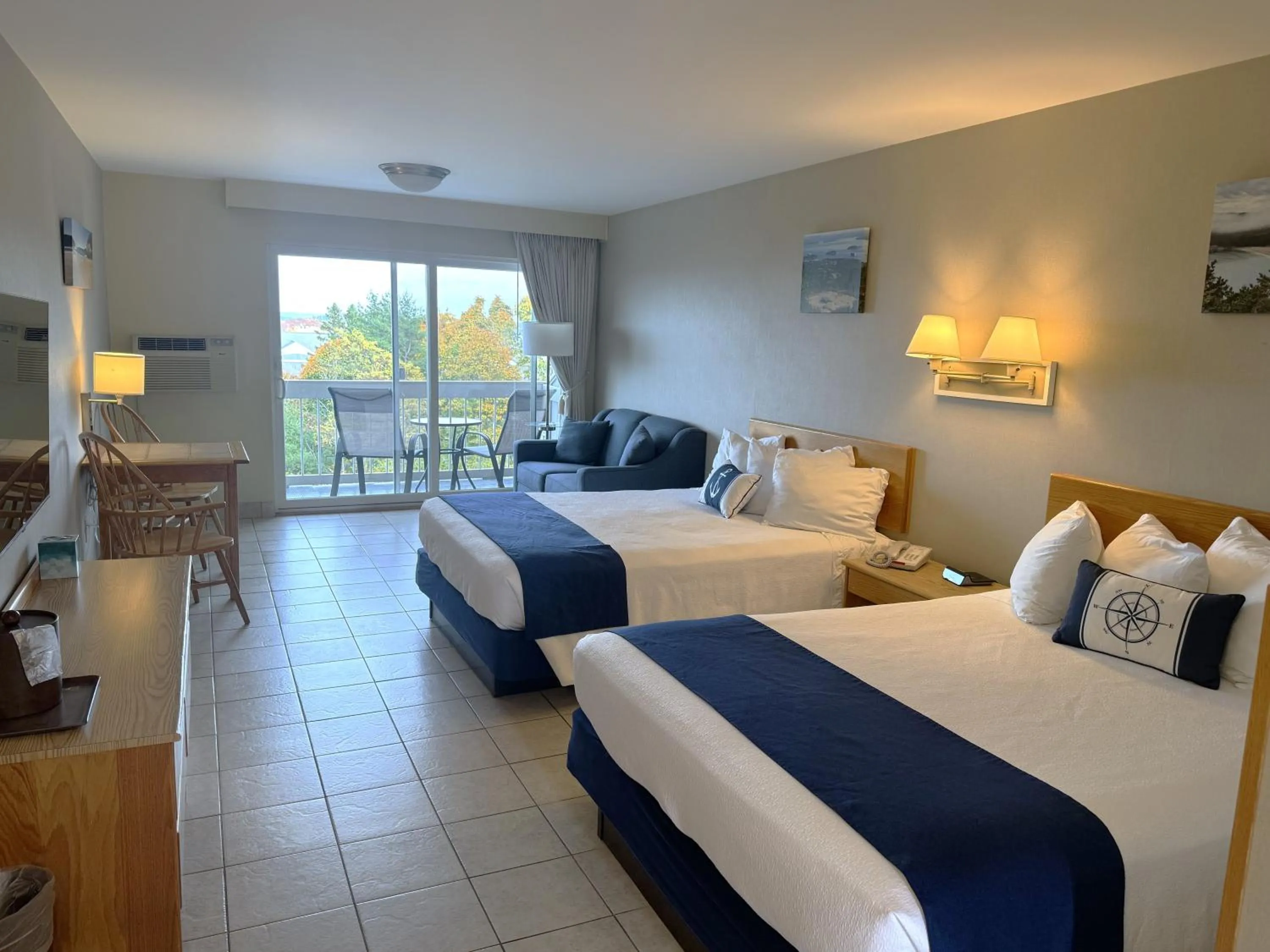 Bed in Atlantic Eyrie Lodge