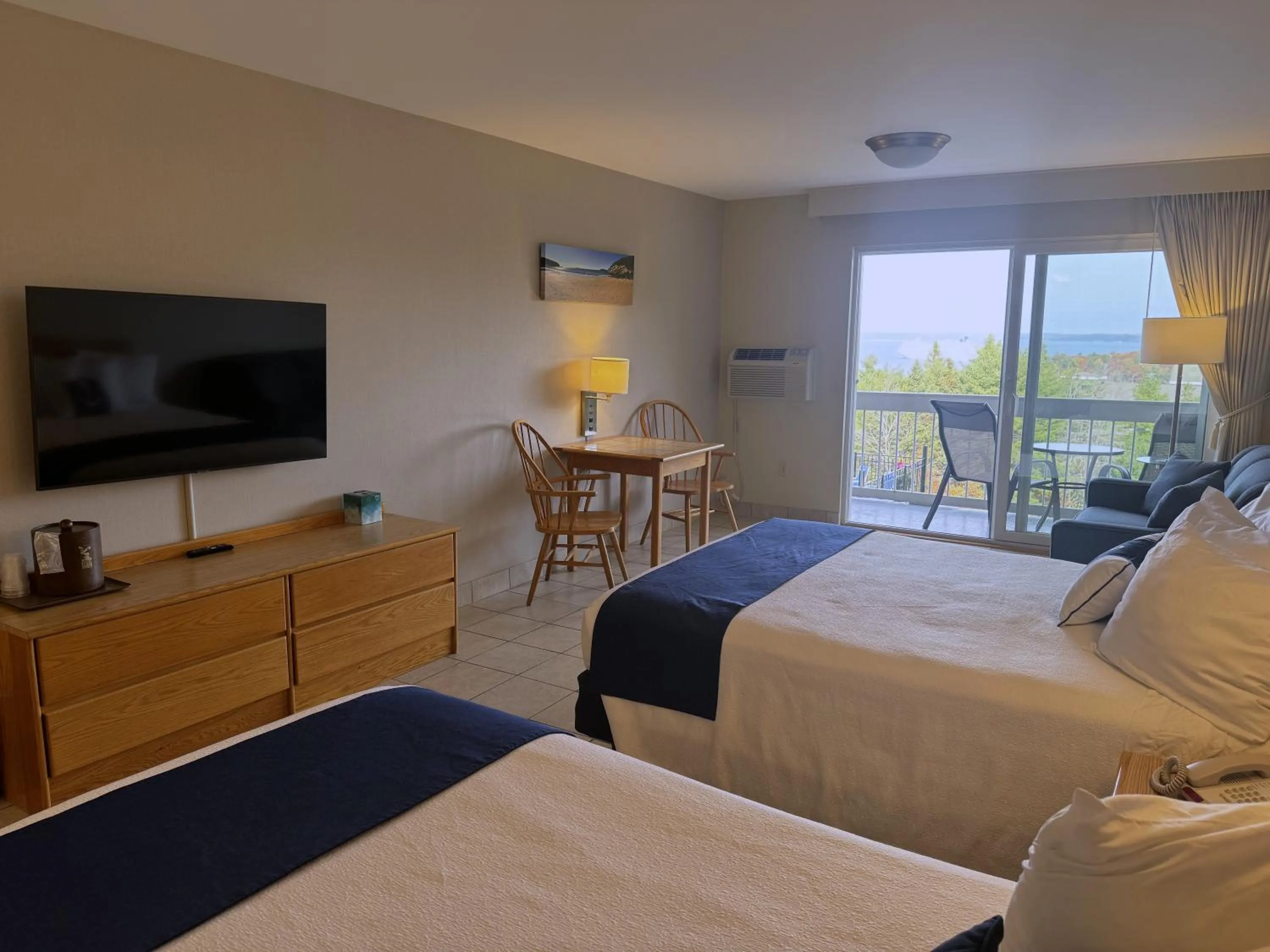 Bed in Atlantic Eyrie Lodge