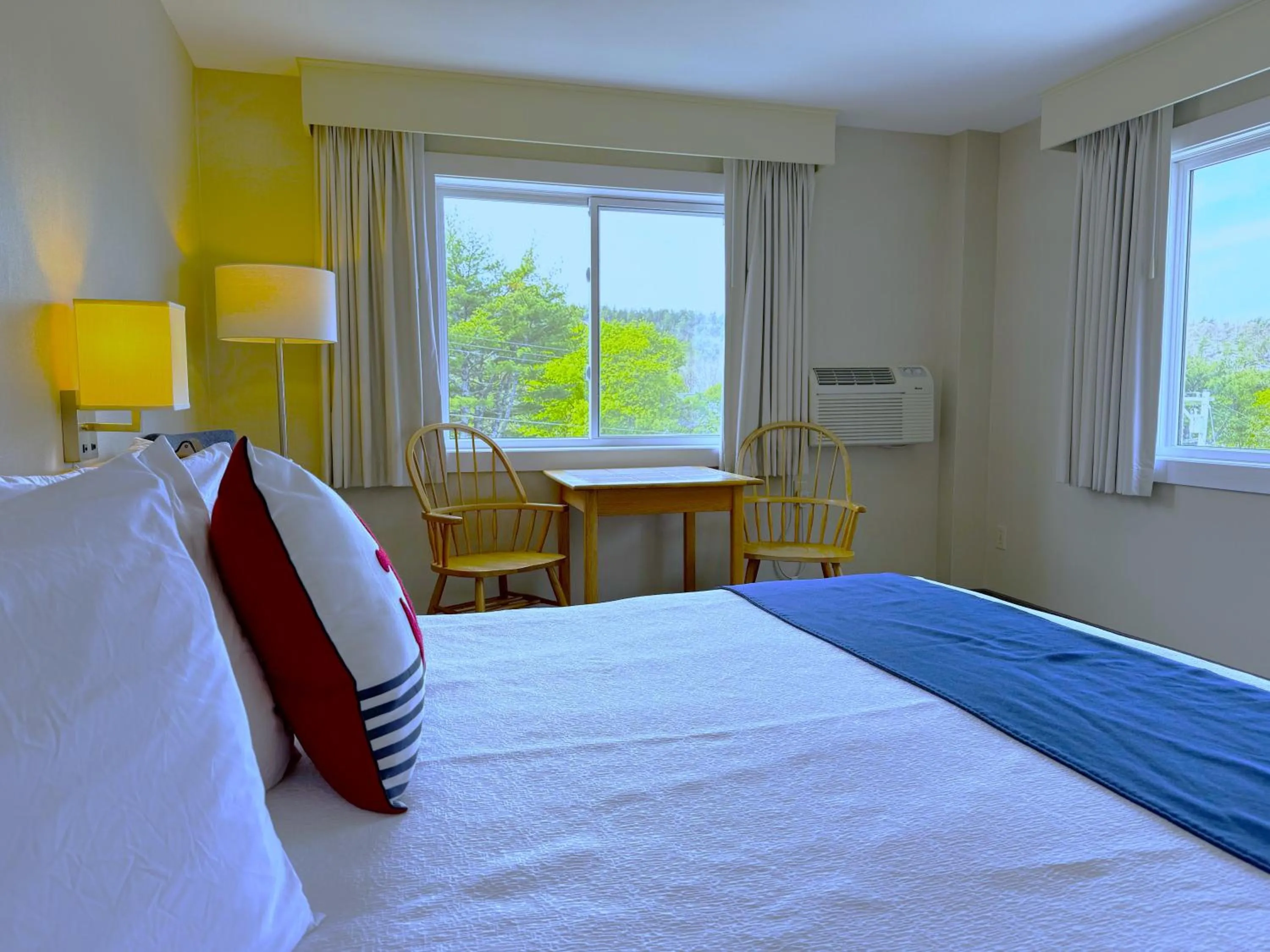 Bed in Atlantic Eyrie Lodge