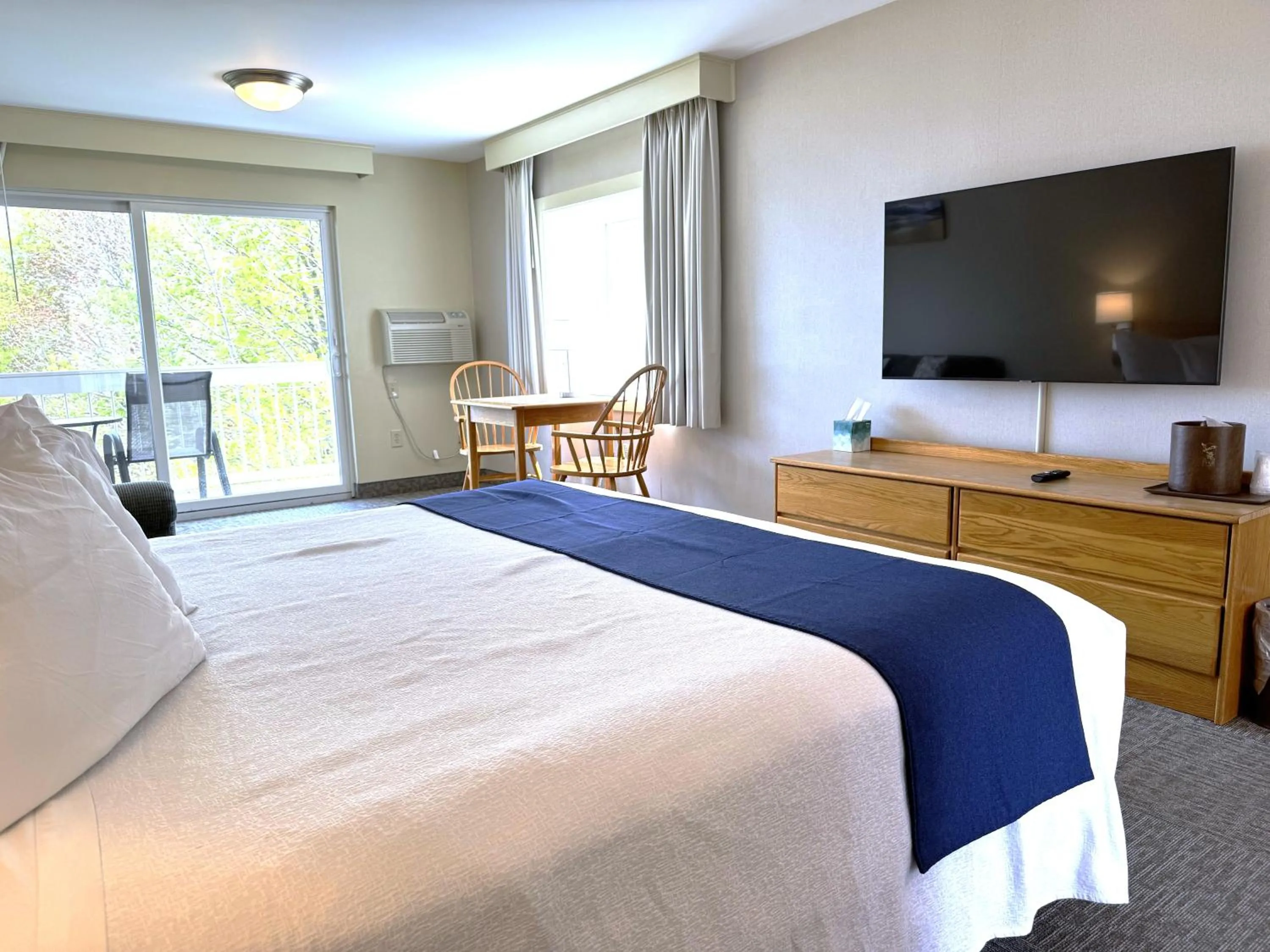 Bed in Atlantic Eyrie Lodge