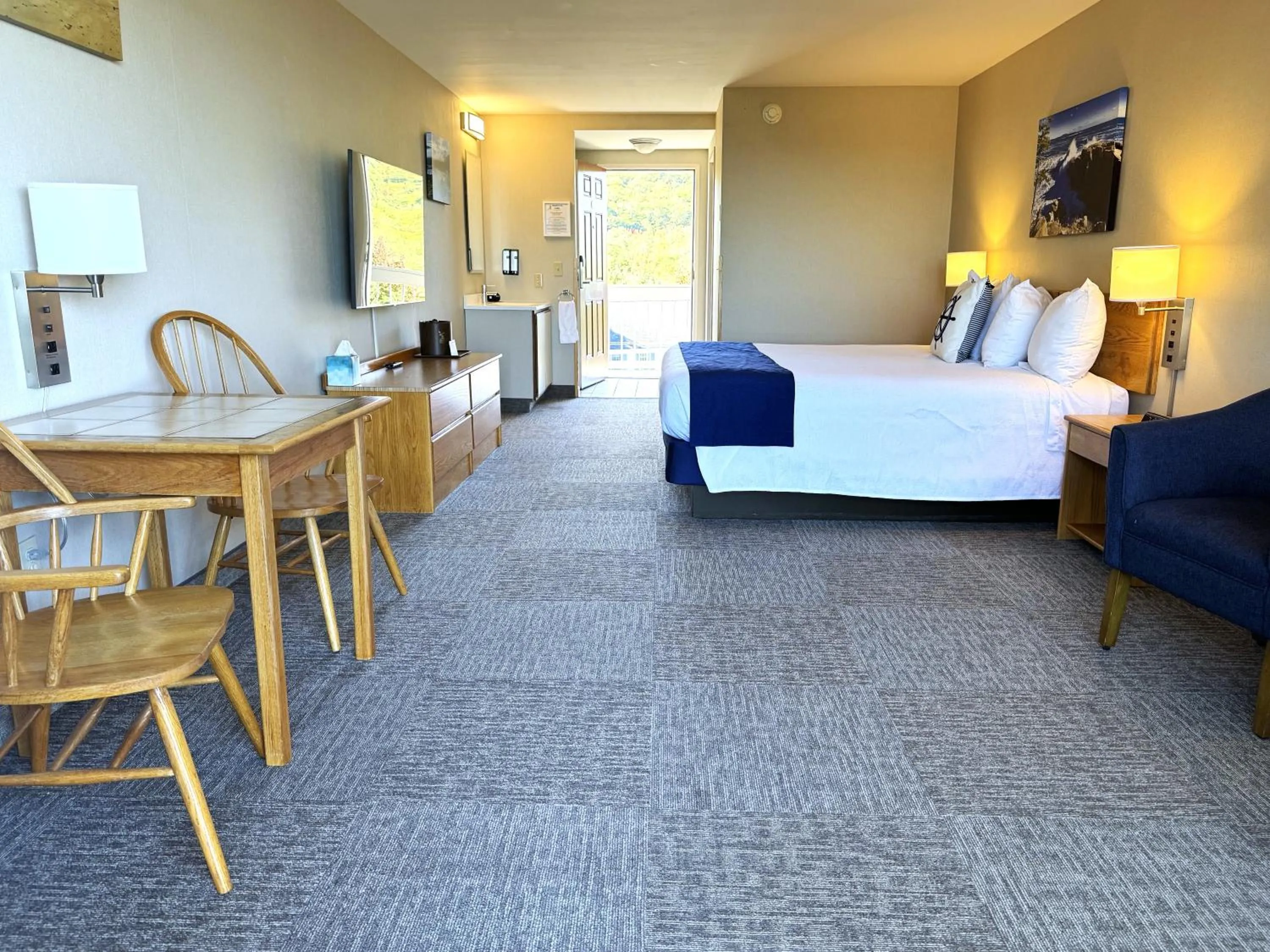 Bed in Atlantic Eyrie Lodge