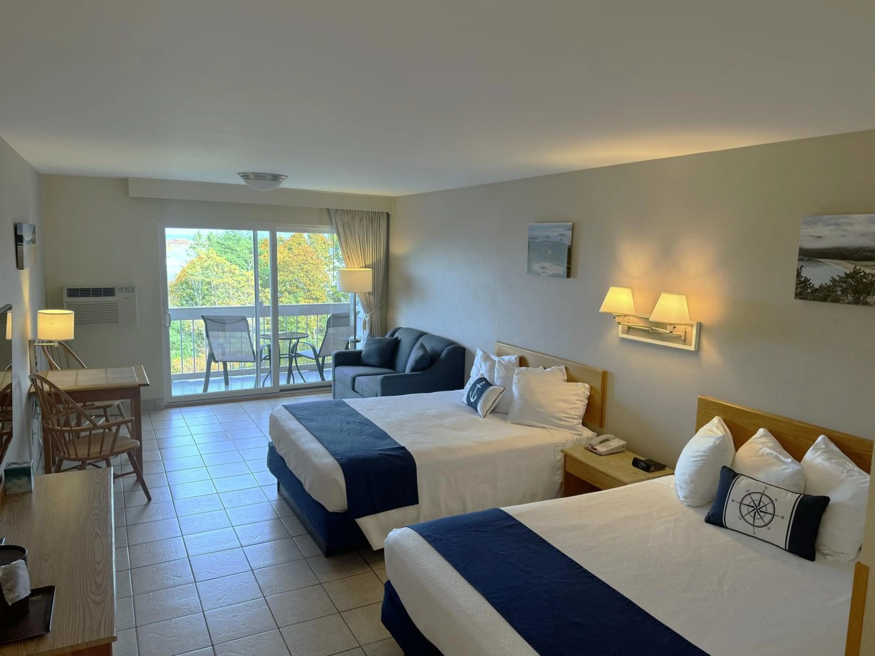 Bed in Atlantic Eyrie Lodge