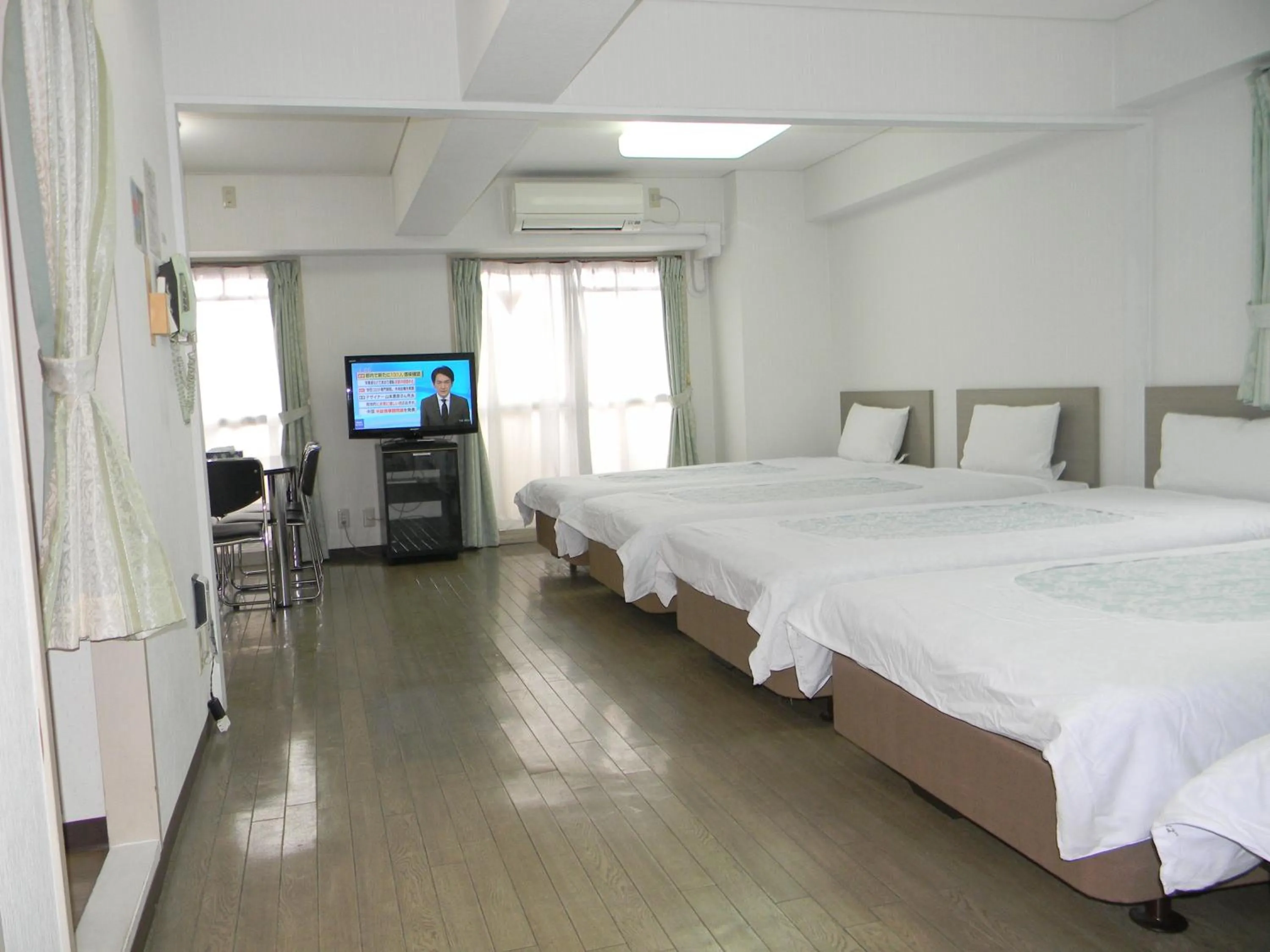 Communal lounge/ TV room, Bed in Weekly Green In Namba