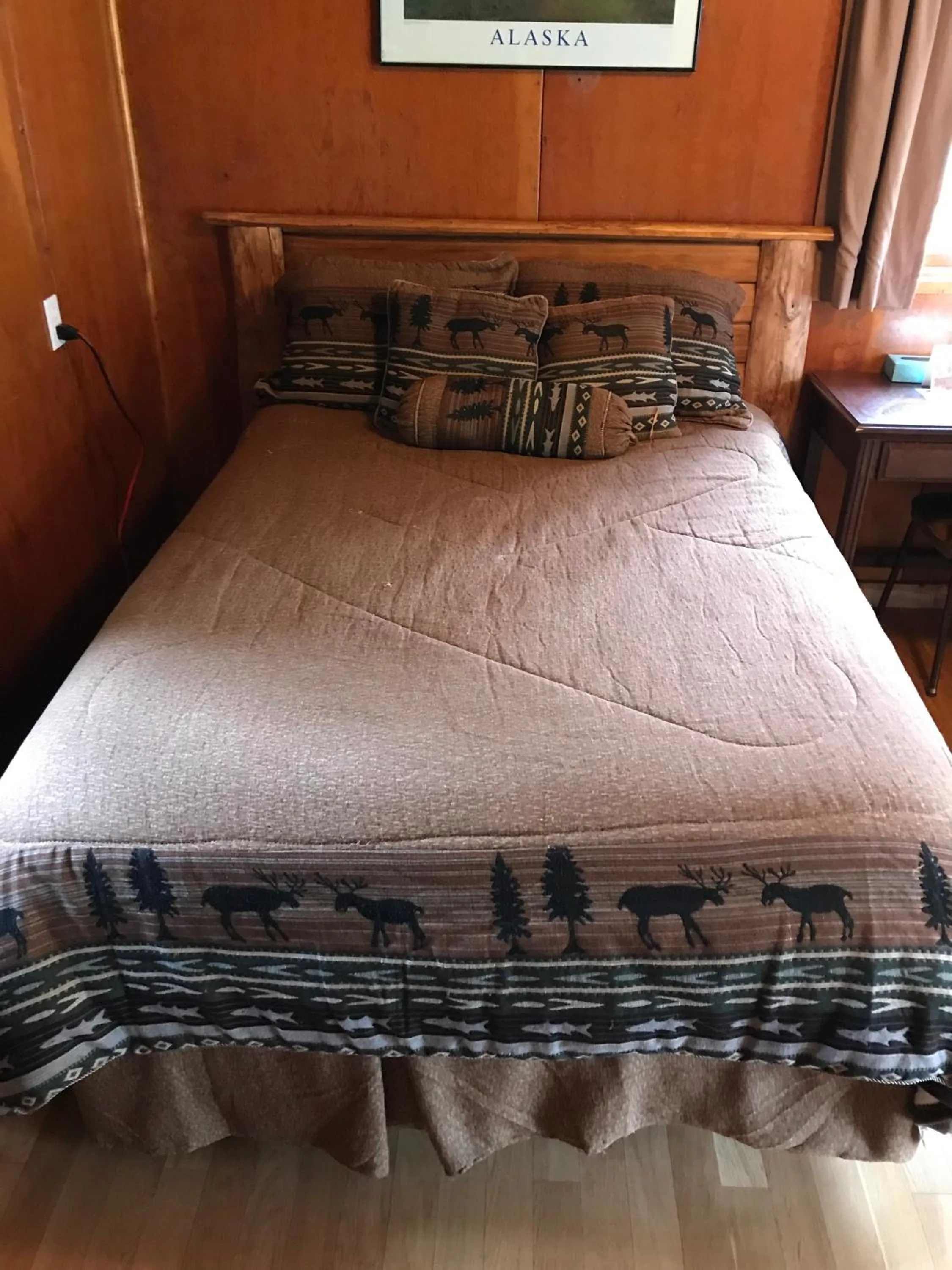 Bed in Gwin's Lodge & Roadhouse