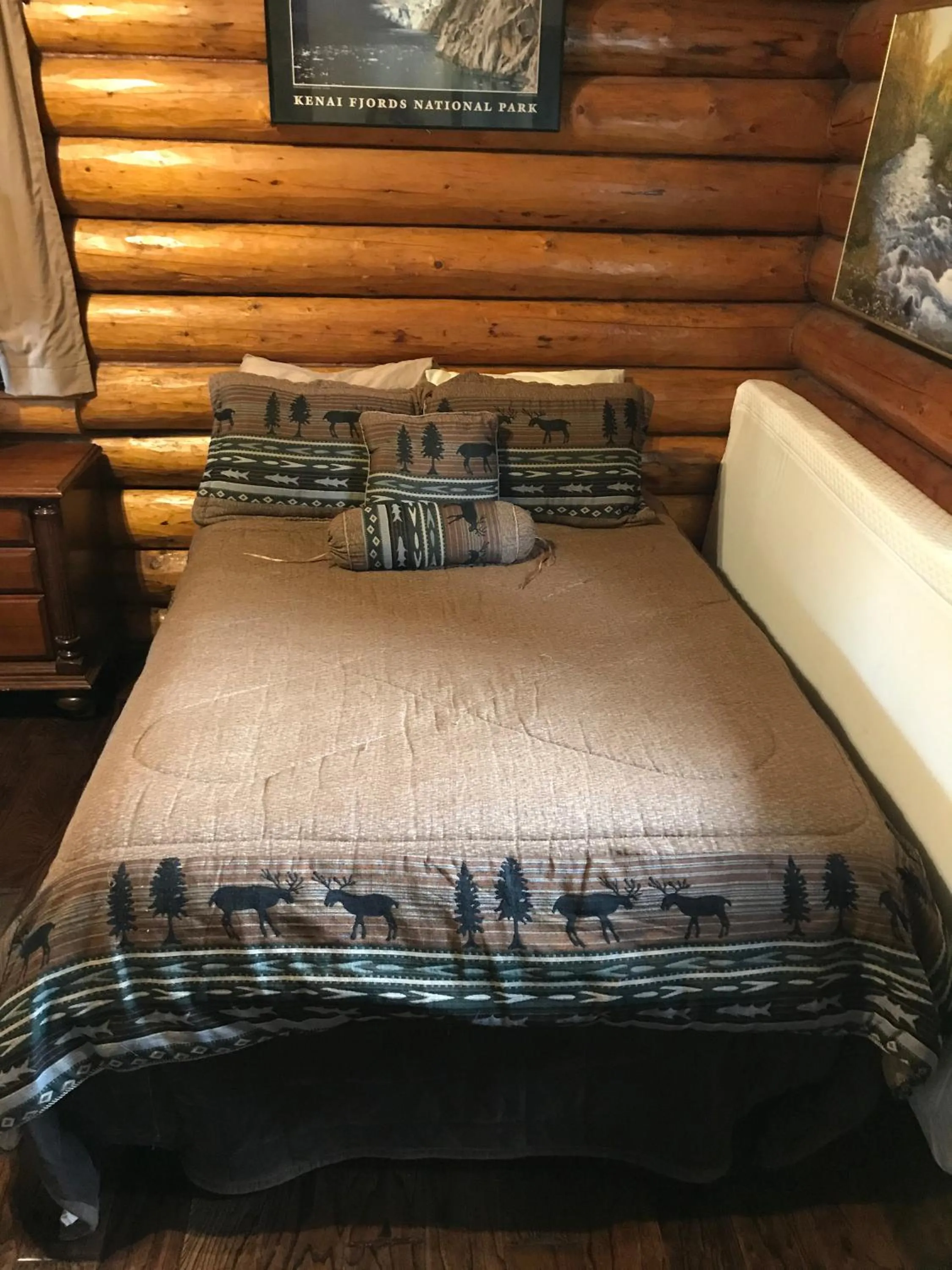 Bed in Gwin's Lodge & Roadhouse