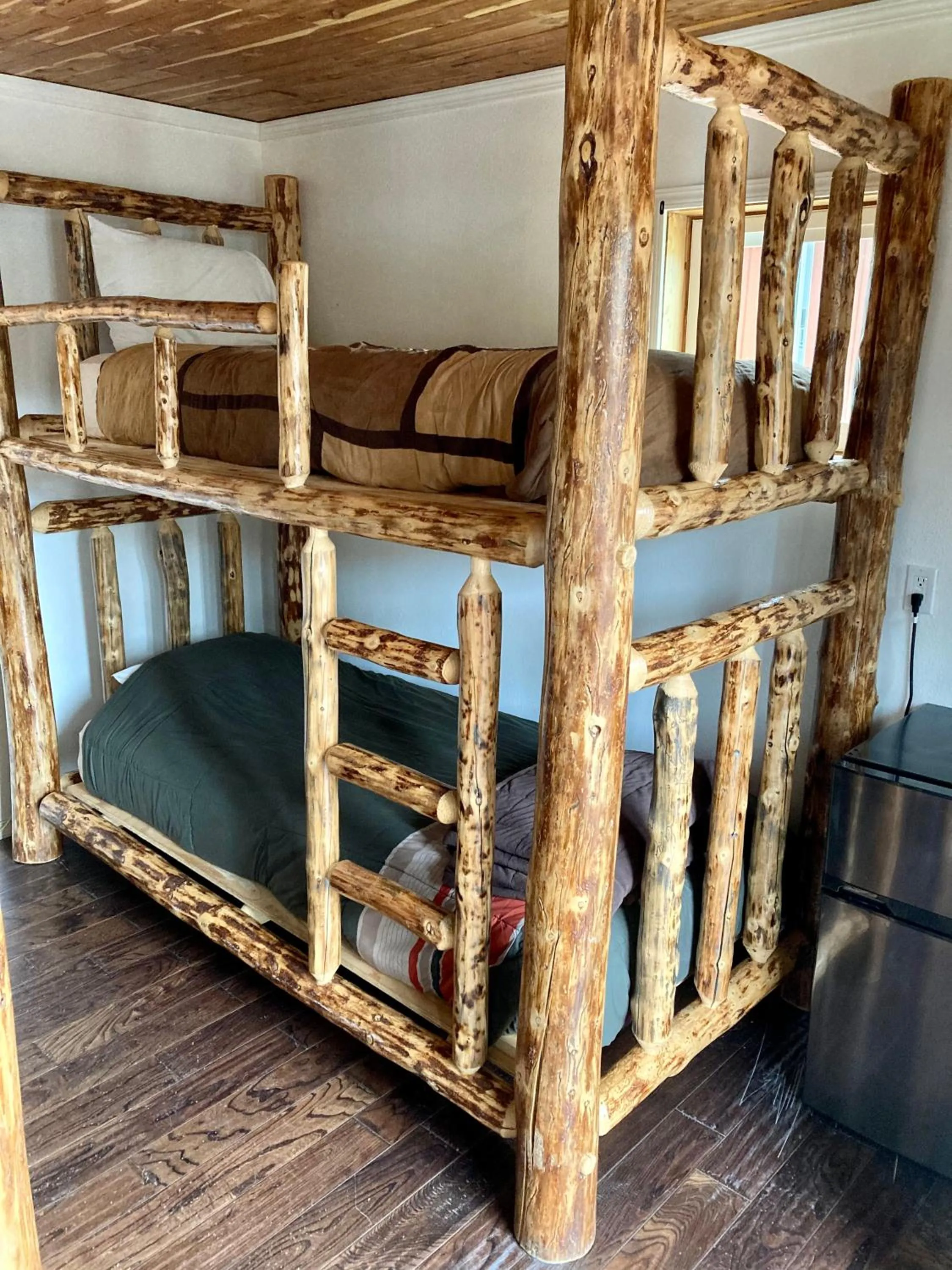 Bed in Gwin's Lodge & Roadhouse