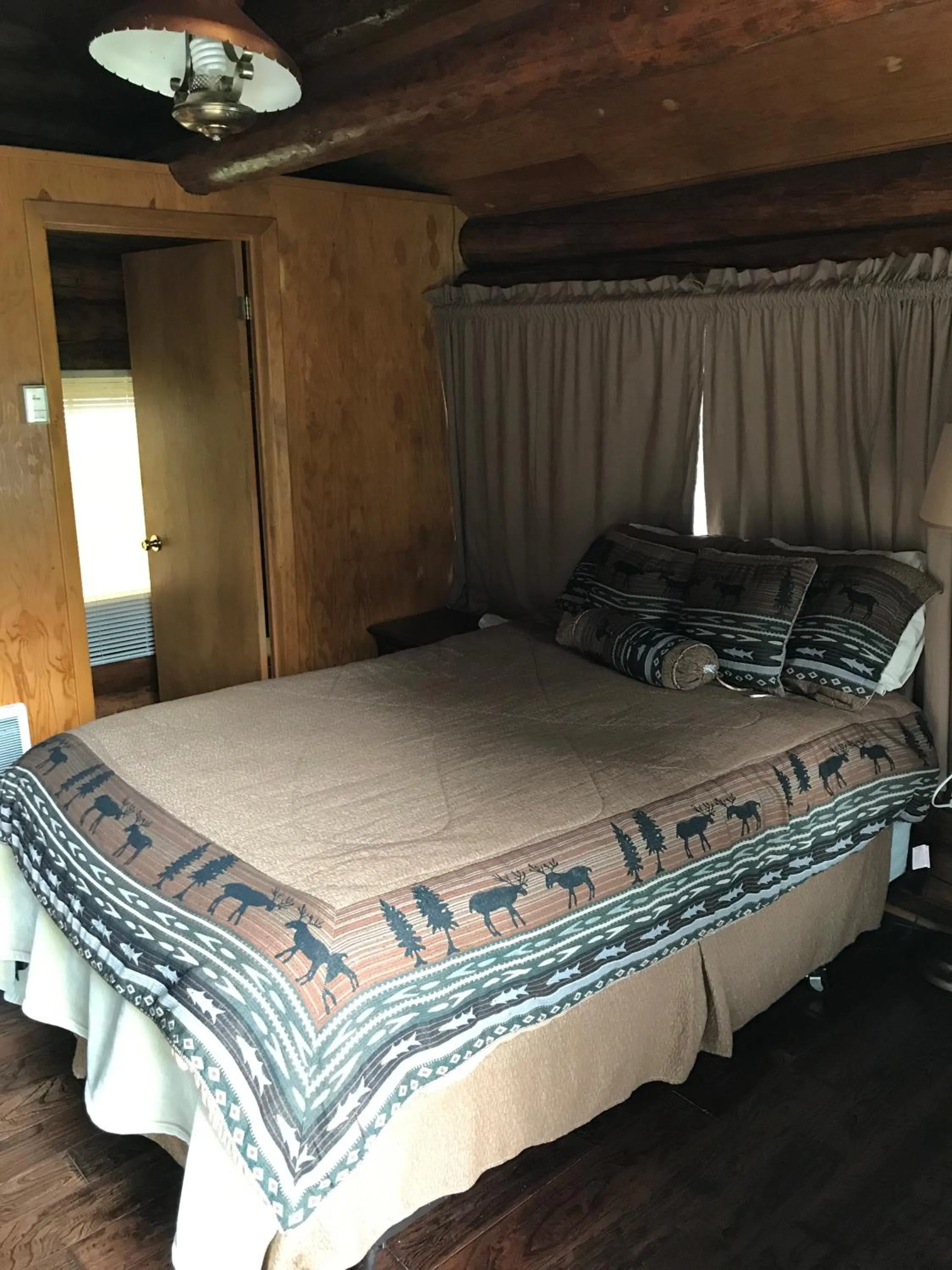 Photo of the whole room, Bed in Gwin's Lodge & Roadhouse