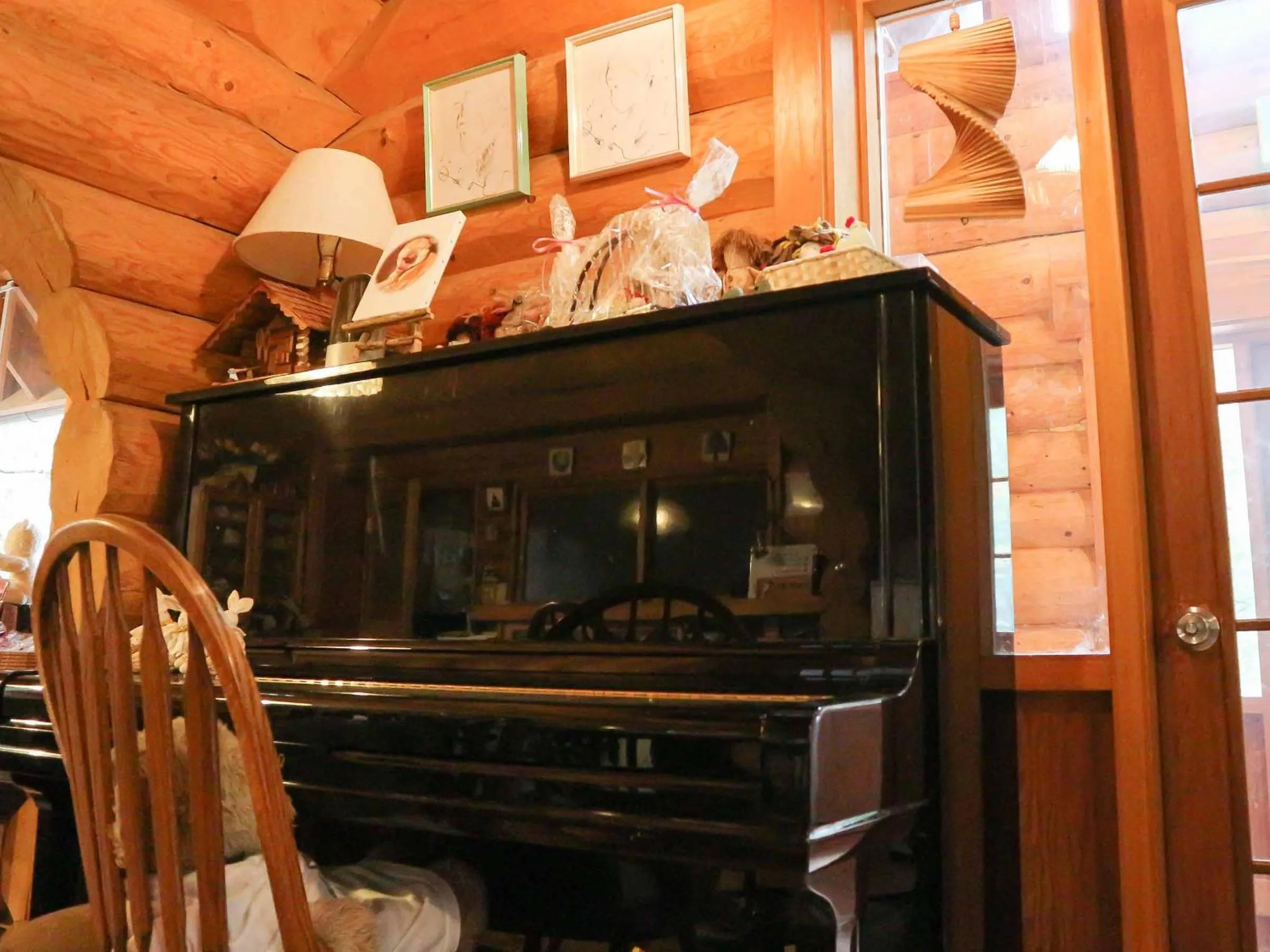 Communal lounge/ TV room in Canadian Loghouse Inn AzuminoYujin