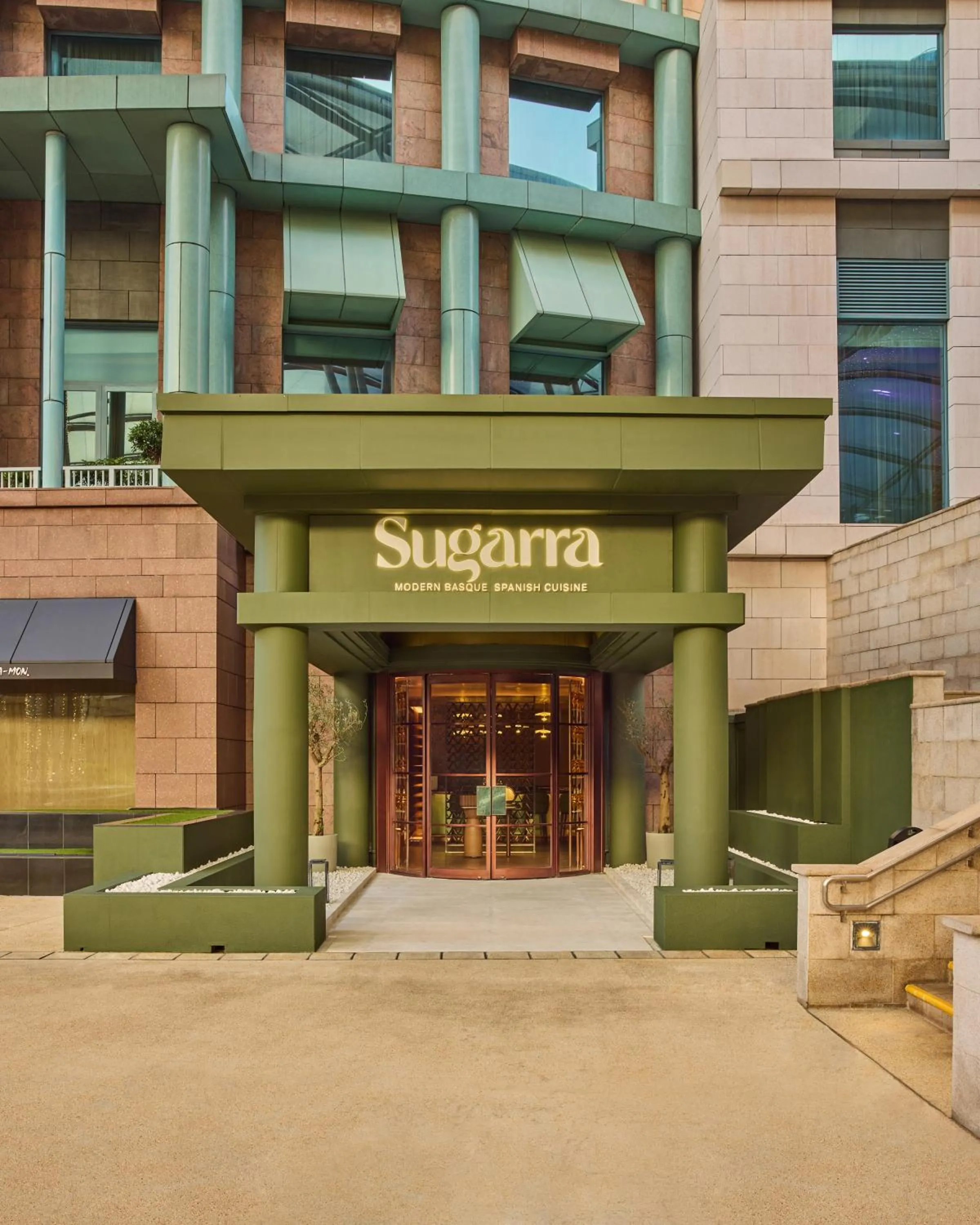 Restaurant/places to eat in Resorts World Sentosa - Hotel Michael